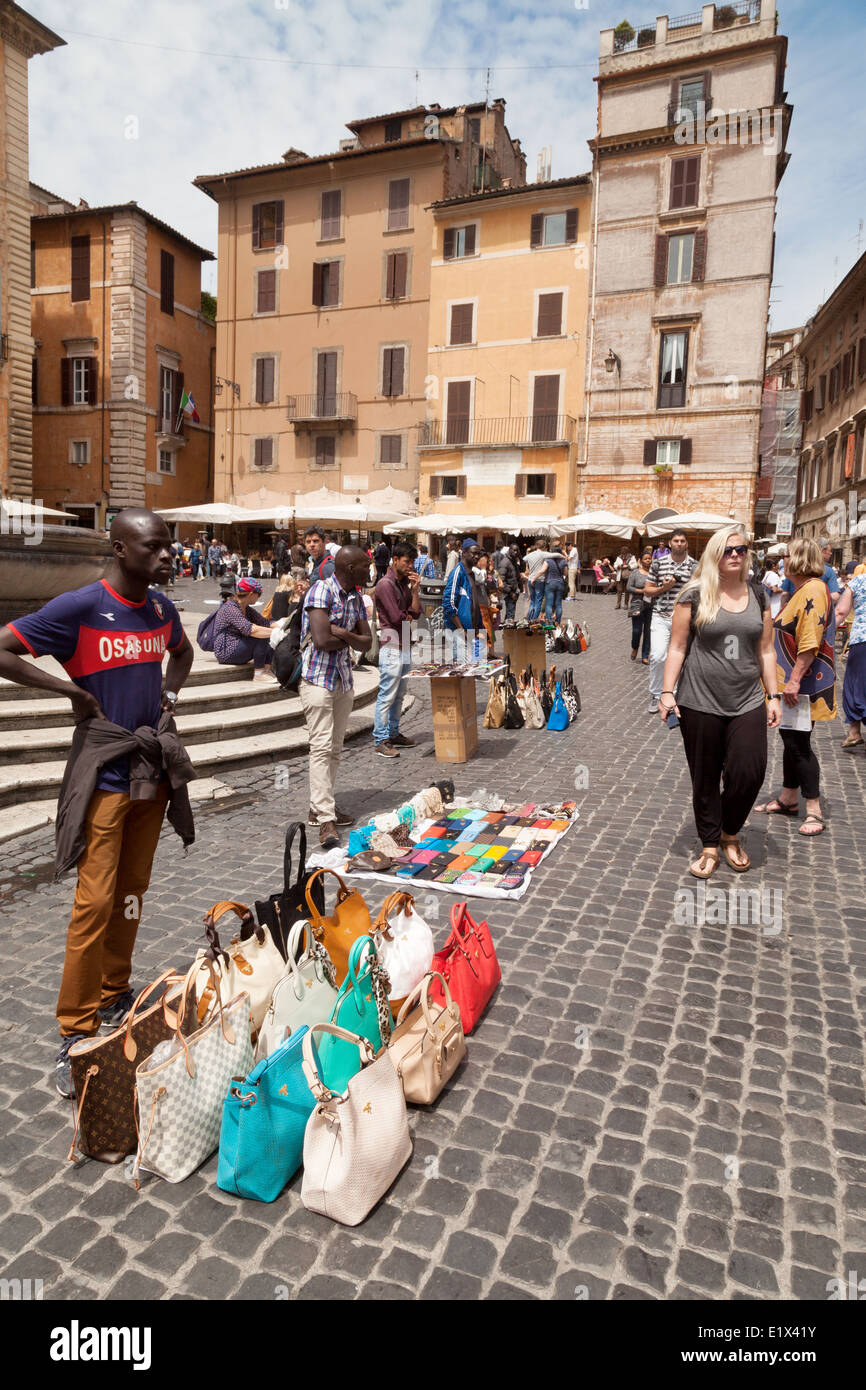 Afrikanische Straße Verkäufer Händler Anbieter verkaufen, Piazza della Rotonda, Rom Italien Europa Stockfoto