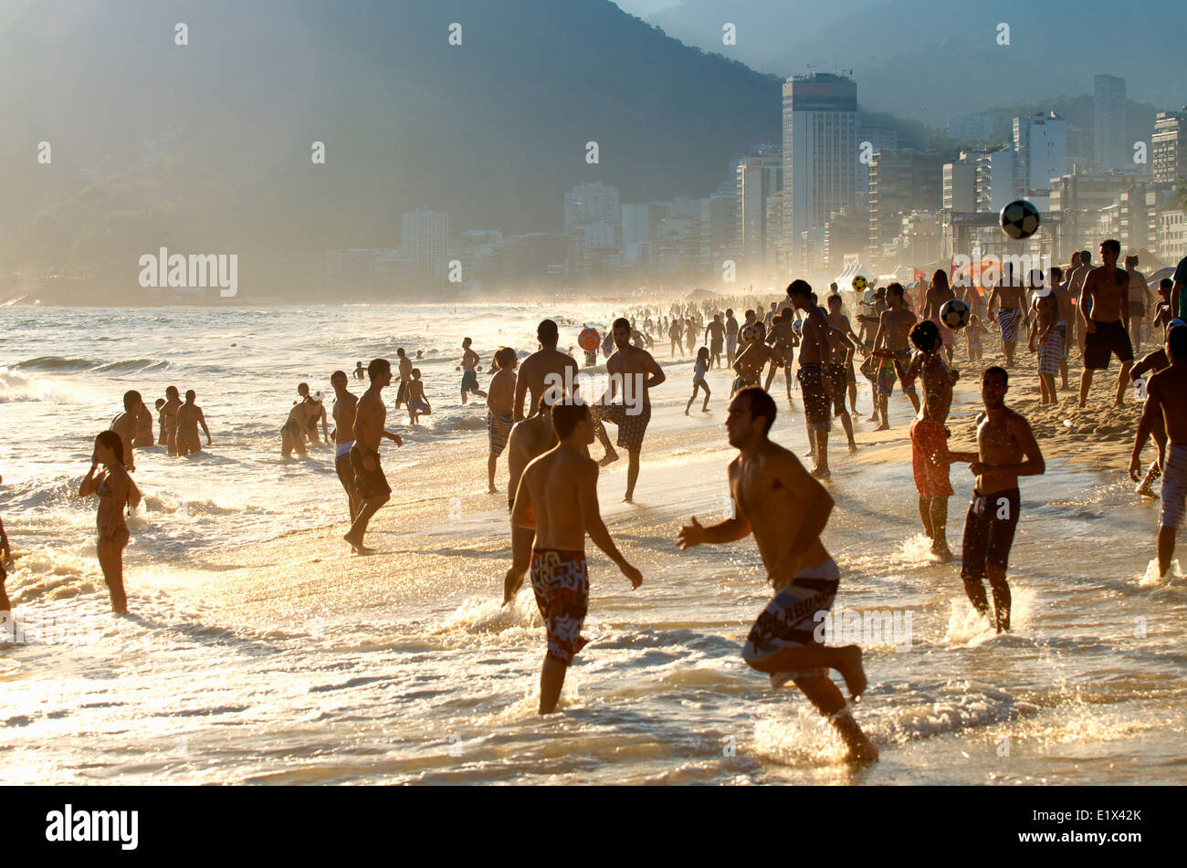 RIO DE JANEIRO, Brasilien - 20. Januar 2014: Junge Brasilianer plantschen am Strand von Ipanema Strand Fußball Altinho zu spielen. Stockfoto