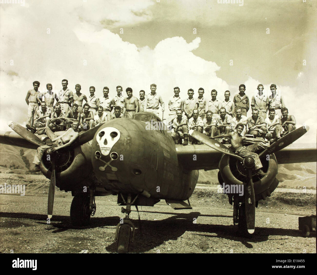 Die 312th Bomb Group flog während des Zweiten Weltkriegs A-20G-Zerstörungsbomber und führte von 1939 bis 1945 Kampfeinsätze durch. Bekannt für ihre Vielseitigkeit in Angriffsrollen, wurden die A-20 für Bombenangriffe, Strafen und Aufklärung eingesetzt. Der 312. War ein bedeutender Beitrag in den pazifischen und europäischen Theatern. Stockfoto