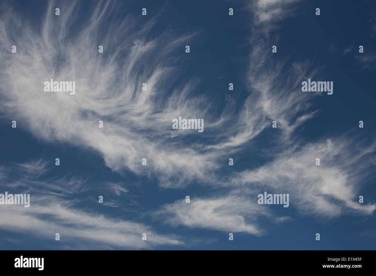 Cirrus Cloud in der oberen Troposphäre über Reigate, Surrey Stockfoto