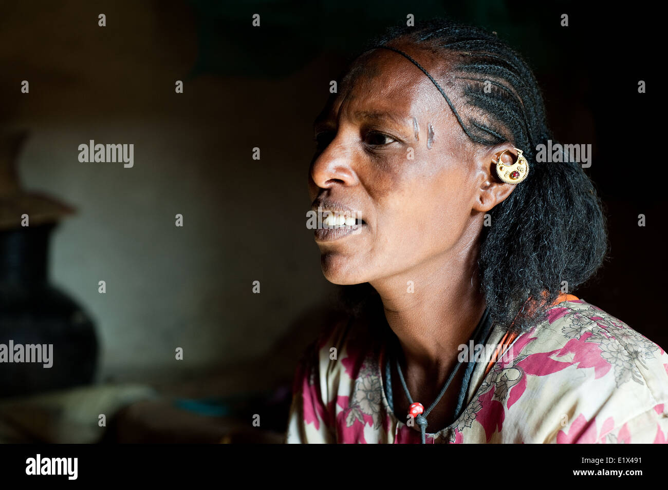 Porträt einer Frau mit traditionellen Frisur und Ohrring (Äthiopien) Stockfoto