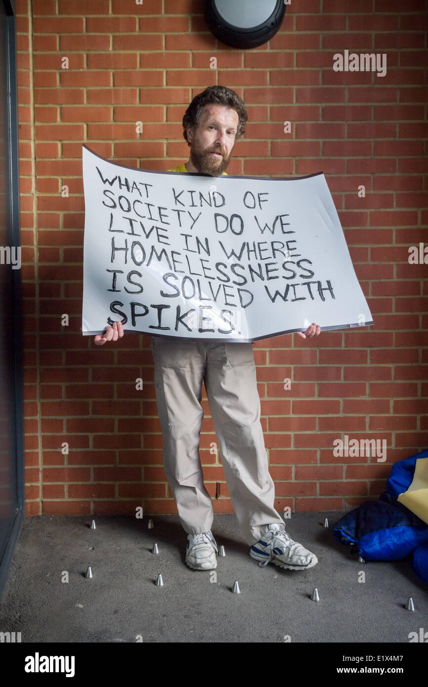 London, UK. 10. Juni 2014. Anti-Obdachlosen-Spikes-Protest vor dem Southwark Wohnungen in London-Credit: Guy Corbishley/Alamy Live News Stockfoto