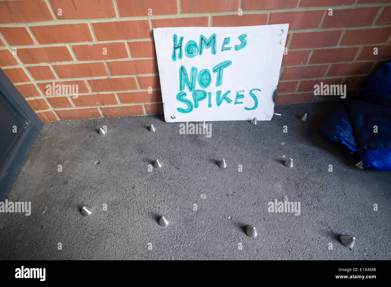 London, UK. 10. Juni 2014. Anti-Obdachlosen-Spikes-Protest vor dem Southwark Wohnungen in London-Credit: Guy Corbishley/Alamy Live News Stockfoto