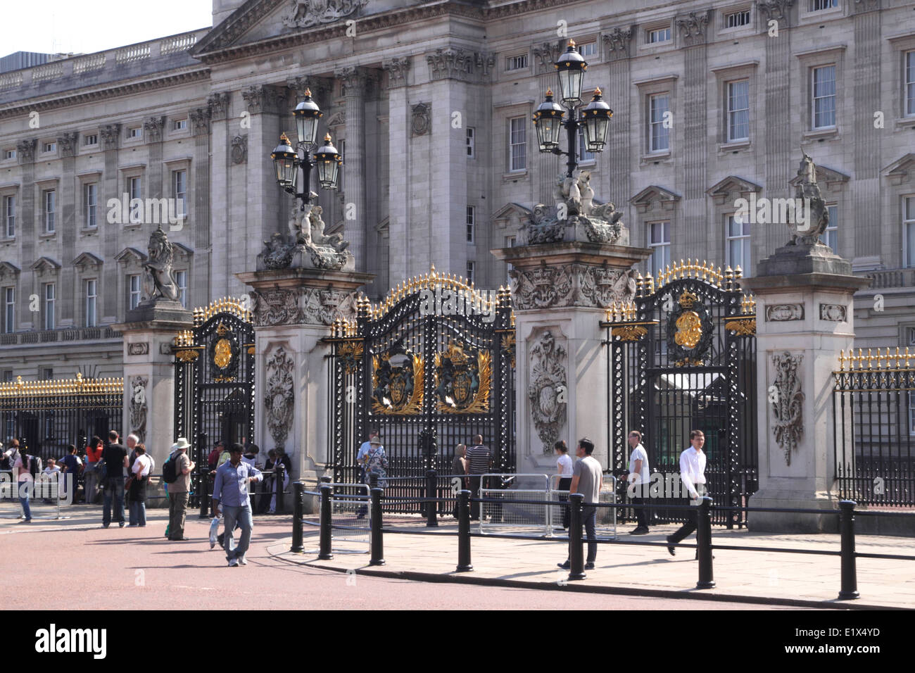 Tore außerhalb von Buckingham Palace London Stockfoto