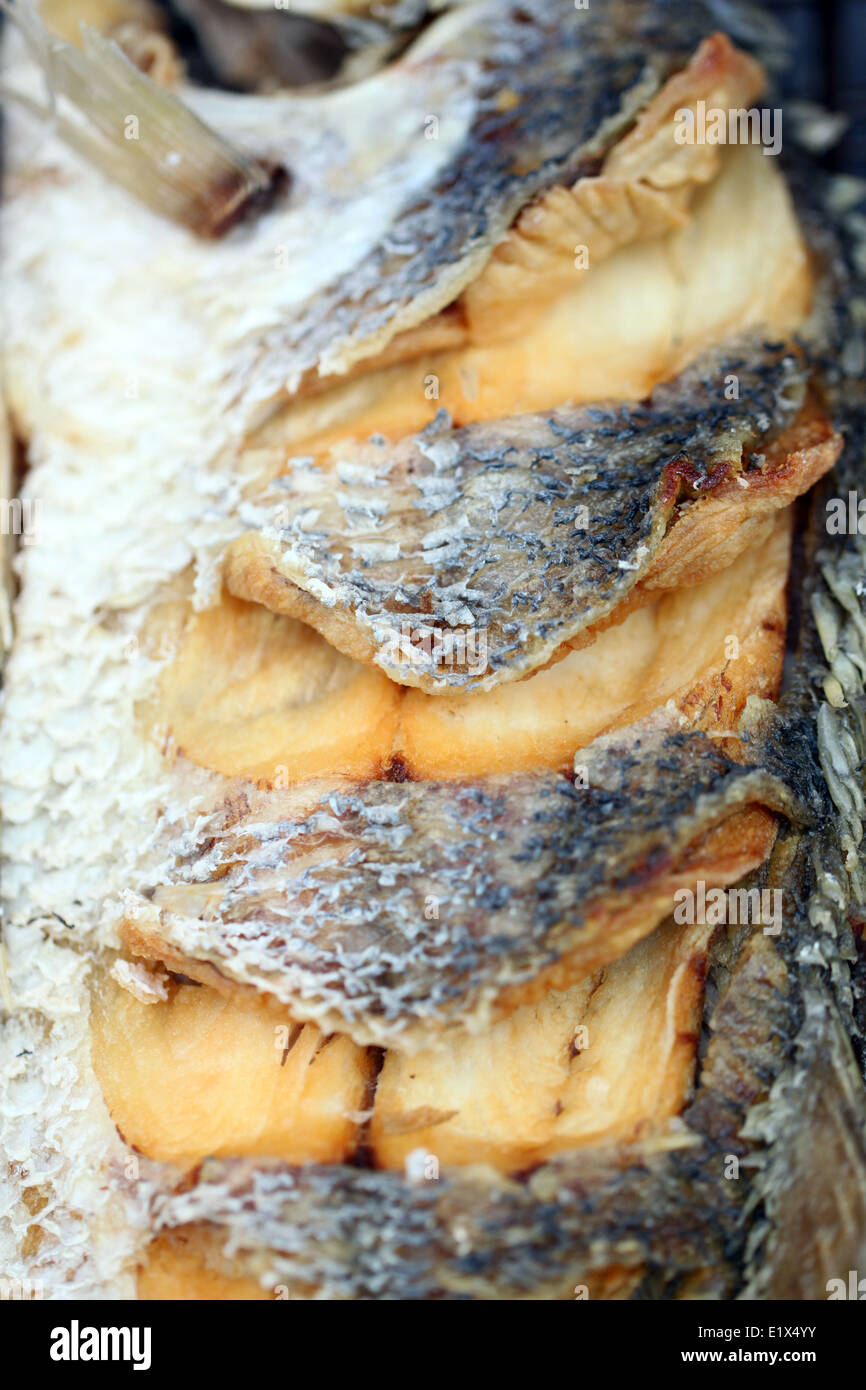 Textur der Seebarsch oder Lates Fisch tief gebraten lokale Speisen in Thailand. Stockfoto