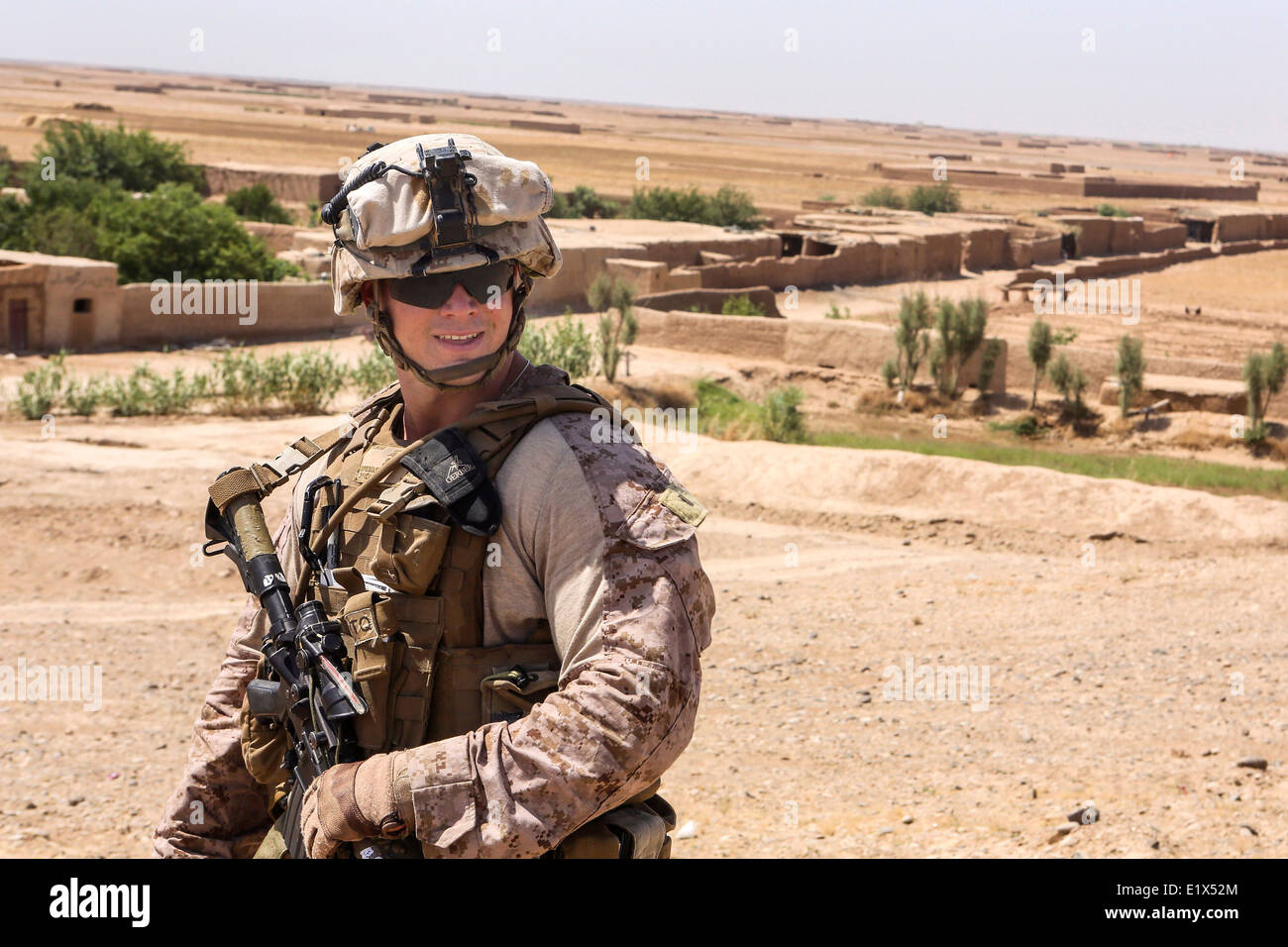 US Marine zweite Lt. Michael Bressler Uhren ein Dorf auf Anzeichen von Gefahr während einer Sicherheitspatrouille 21. Mai 2014 in Boldak, Provinz Helmand, Afghanistan. Stockfoto