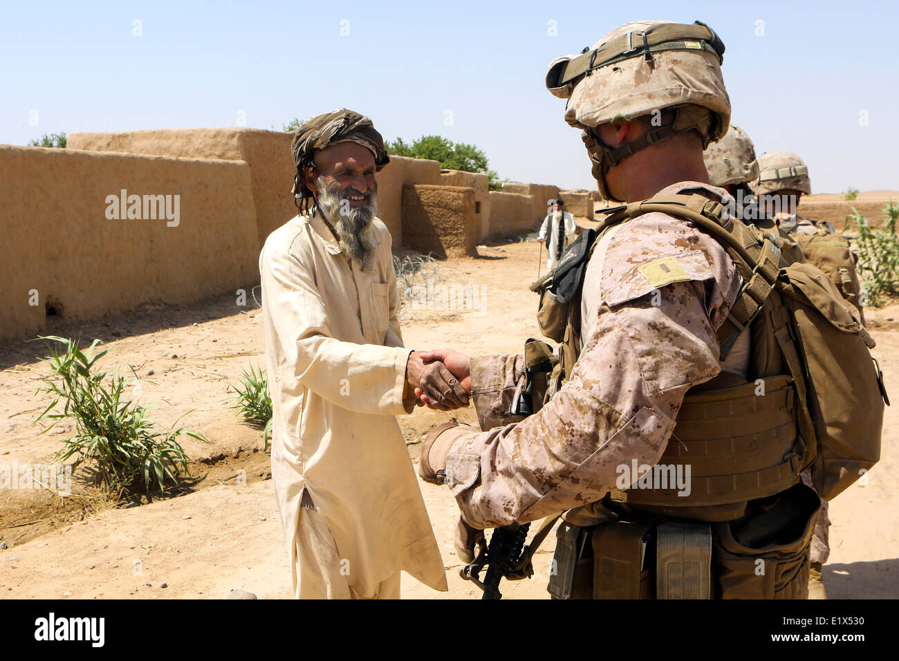 US Marine zweite Lt. Michael Bressler grüßt ein lokalen afghanischen ältester während einer Sicherheitspatrouille 21. Mai 2014 in Boldak, Provinz Helmand, Afghanistan. Stockfoto
