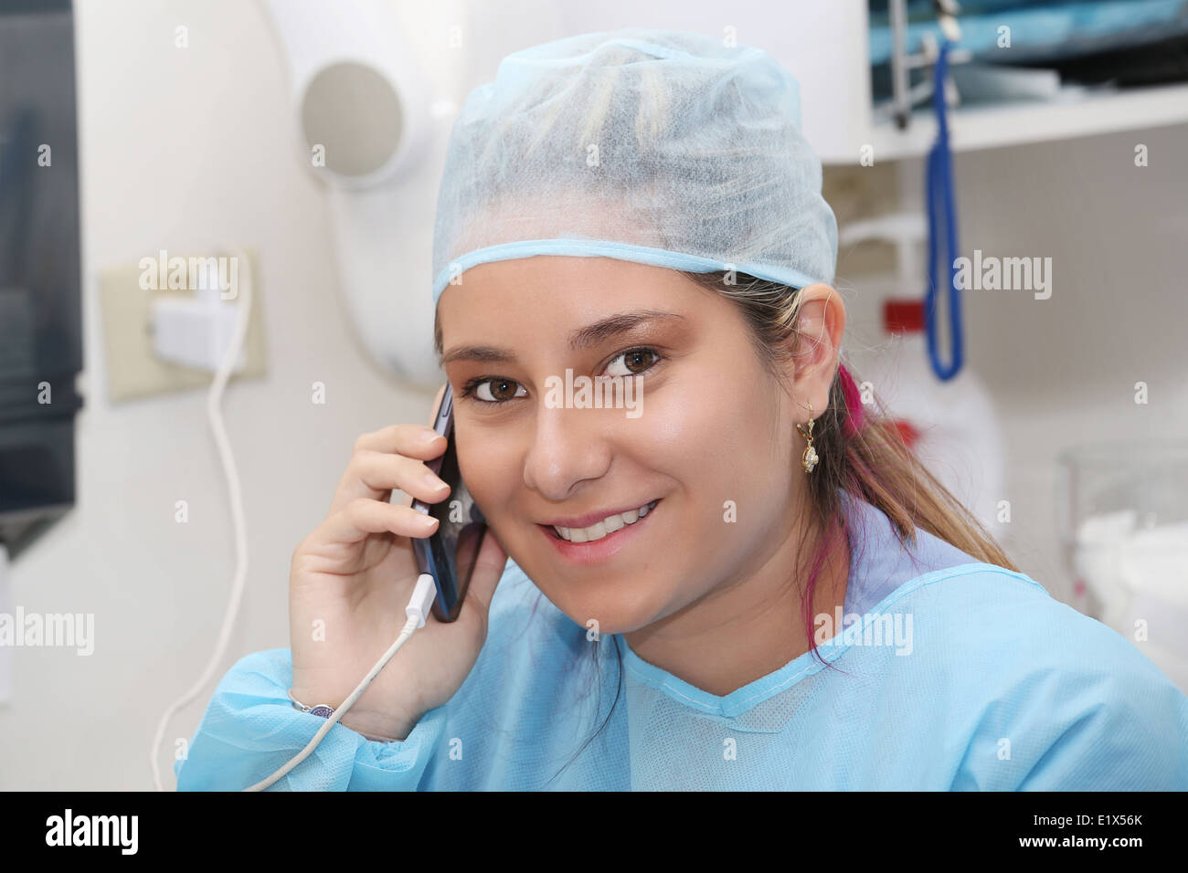 glücklich weibliche Chirurg mit Handy Stockfoto