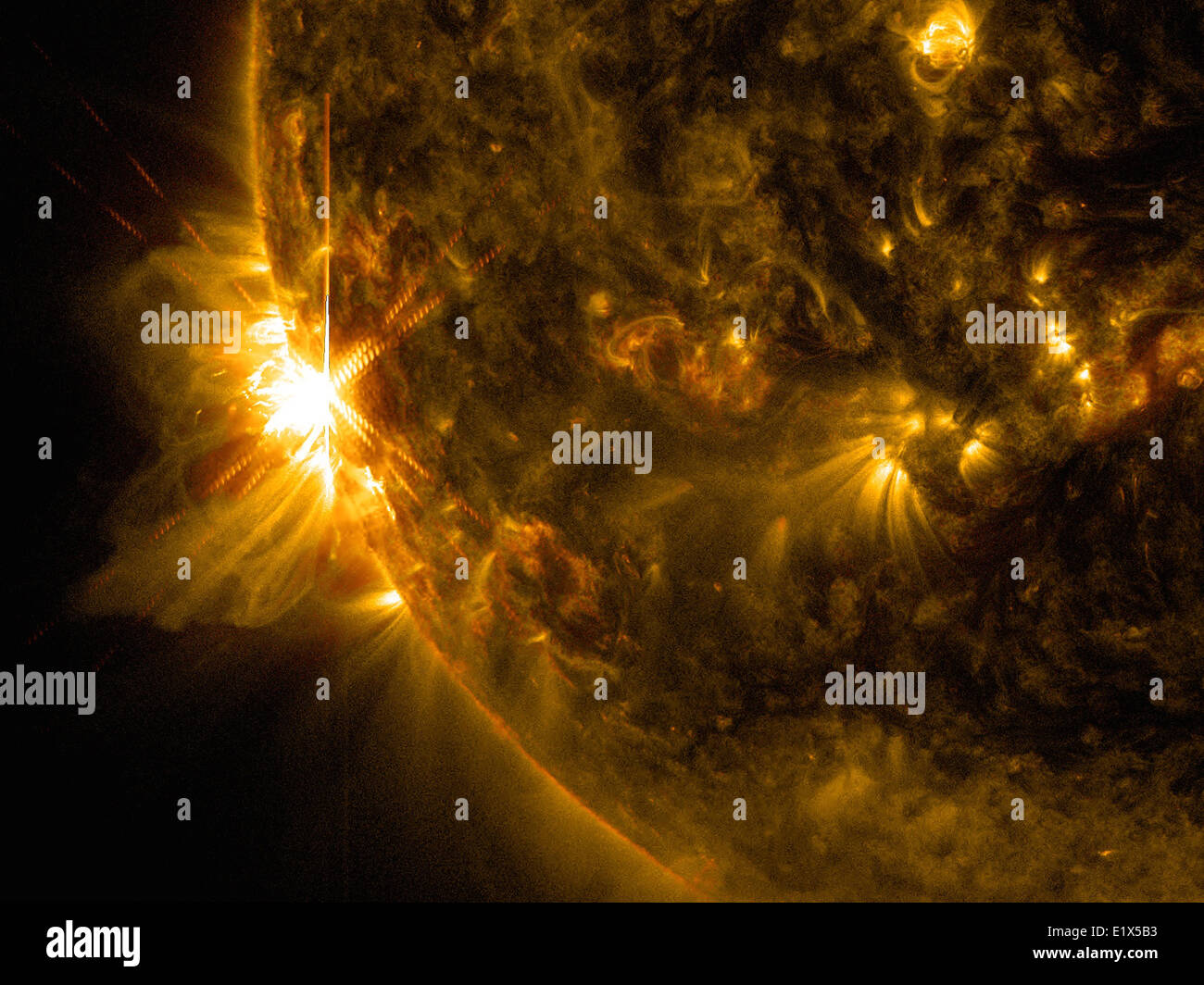 Eine bedeutende X-Klasse Sonneneruption explodiert auf der linken Seite der Sonne 10. Juni 2014 von der NASA Solar Dynamics Observatory gesehen. X-Class Flares sind die mächtigsten und Hochfrequenz-Funkverkehr auf der Erde zu stören, aber keine Gefahr für Menschen darstellen soll. Stockfoto