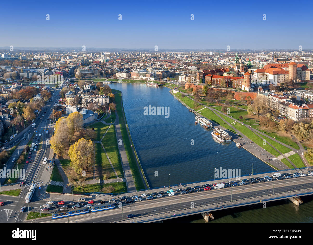 Panorama von Krakau, Polen, mit Schloss Wawel, Weichsel und zwei Brücken im Herbst. Luftaufnahme aus dem Ballon bei Sonnenuntergang. Stockfoto