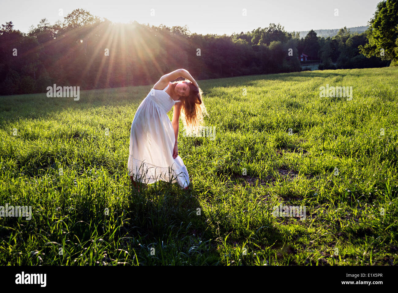 Emily Brown tanzen auf einem Feld Stockfoto