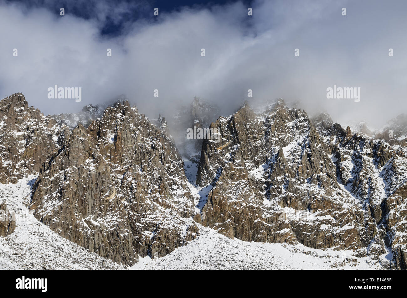 die verschneiten Klippen von Cloud Ripper Gipfel in Wolken verdeckt Stockfoto