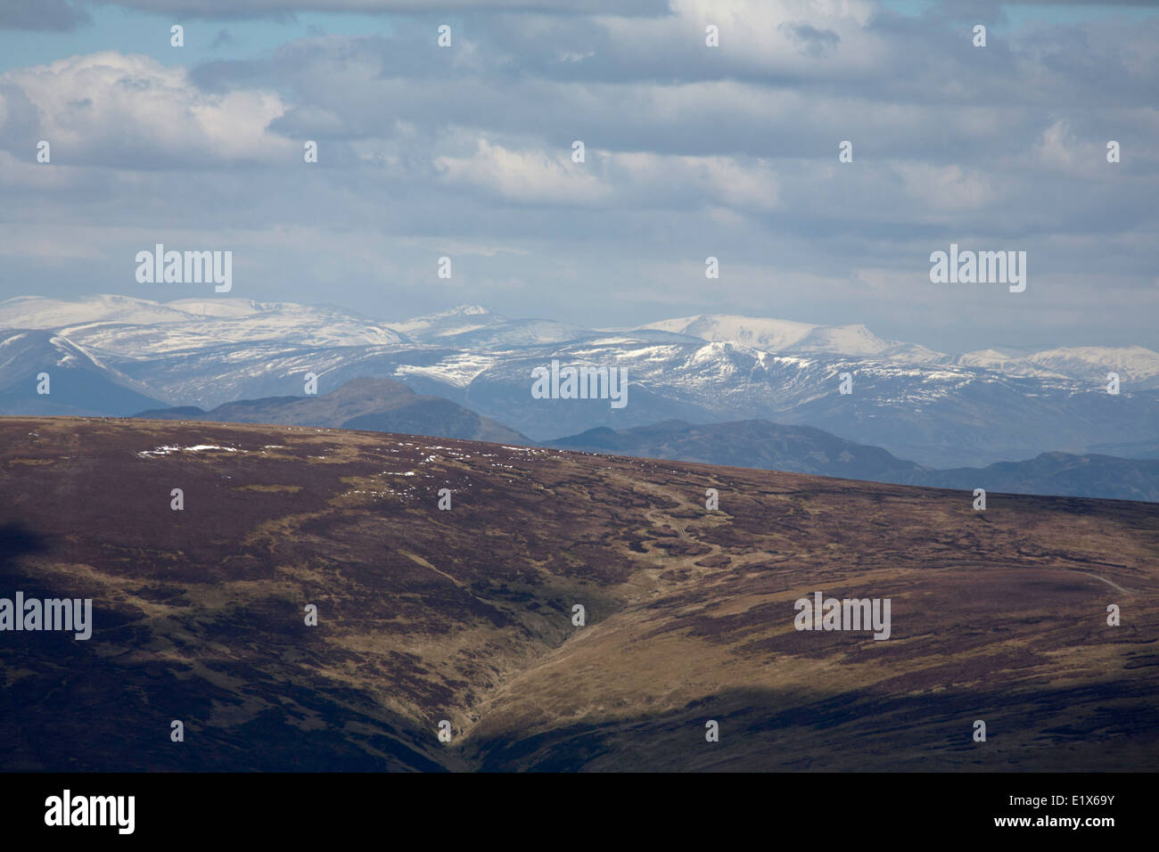 Fernsicht auf den Schnee bedeckt Cairngorm Berge und Nationalparks vom Gipfel des Ben Chonzie Crieff Perthshire Schottland Stockfoto