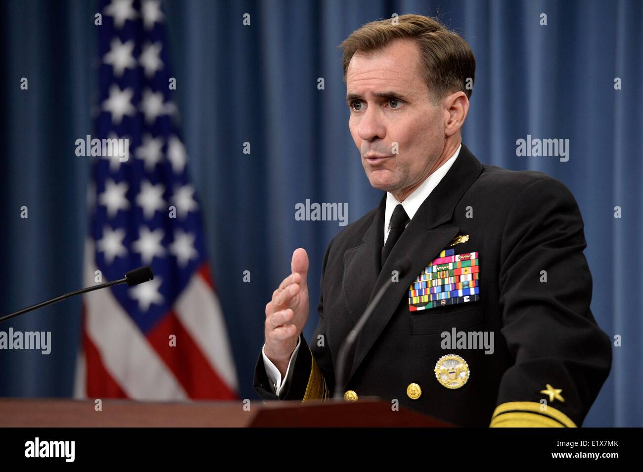 Pentagon Pressesprecher Navy Rear Admiral John Kirby-Slips, die auf Armee Sgt. Bowe Bergdahl Medienmitteilung vom Taliban Gefangenschaft und die US Special Forces, die im Rahmen einer Pressekonferenz in Beschuss getötet wurden im Pentagon Press Briefing Room 10. Juni 2014 in Arlington, Virginia statt. Stockfoto