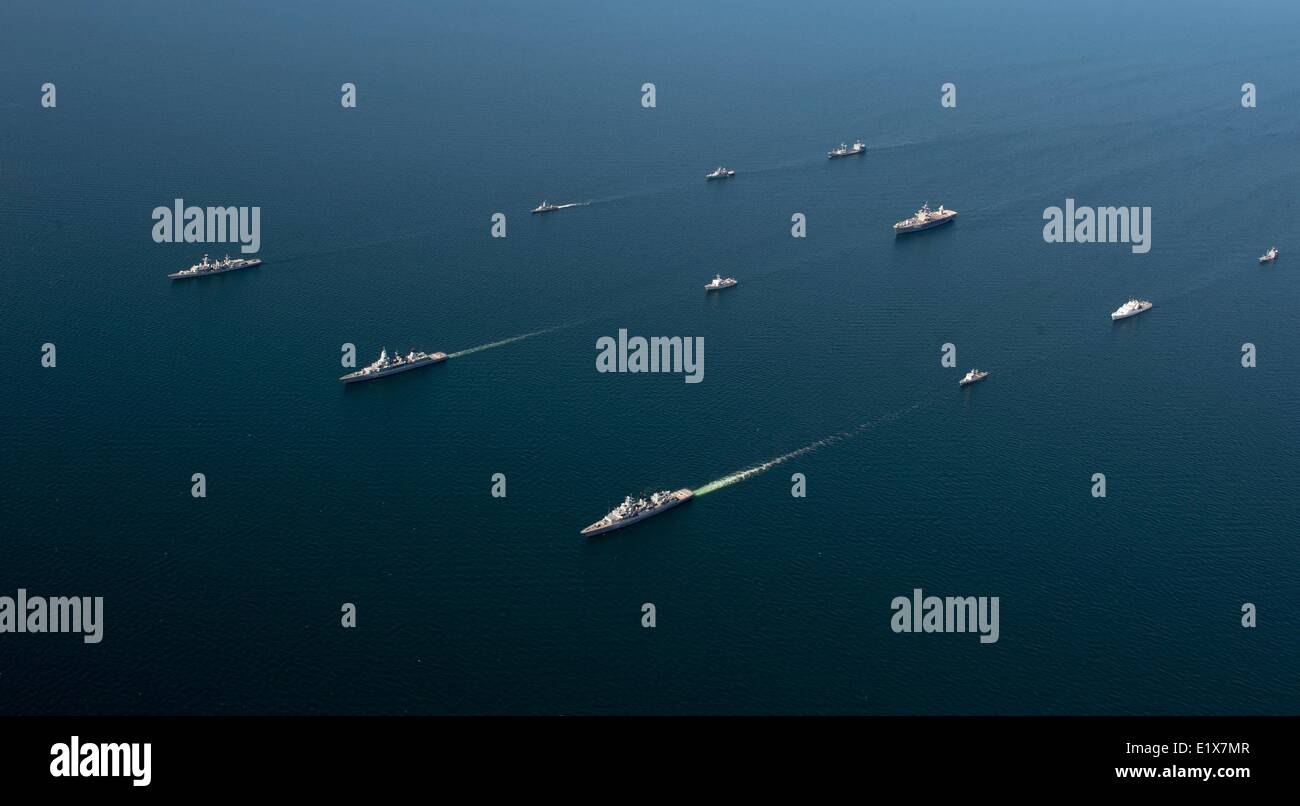 Marine Kriegsschiffe aus verschiedenen Nationen in der baltischen Region und den USA 6. Flottenkommando Schiff USS Mount Whitney im Gange in Bildung während der Übung Baltic Operations 9. Juni 2014 in der Ostsee ist. Stockfoto