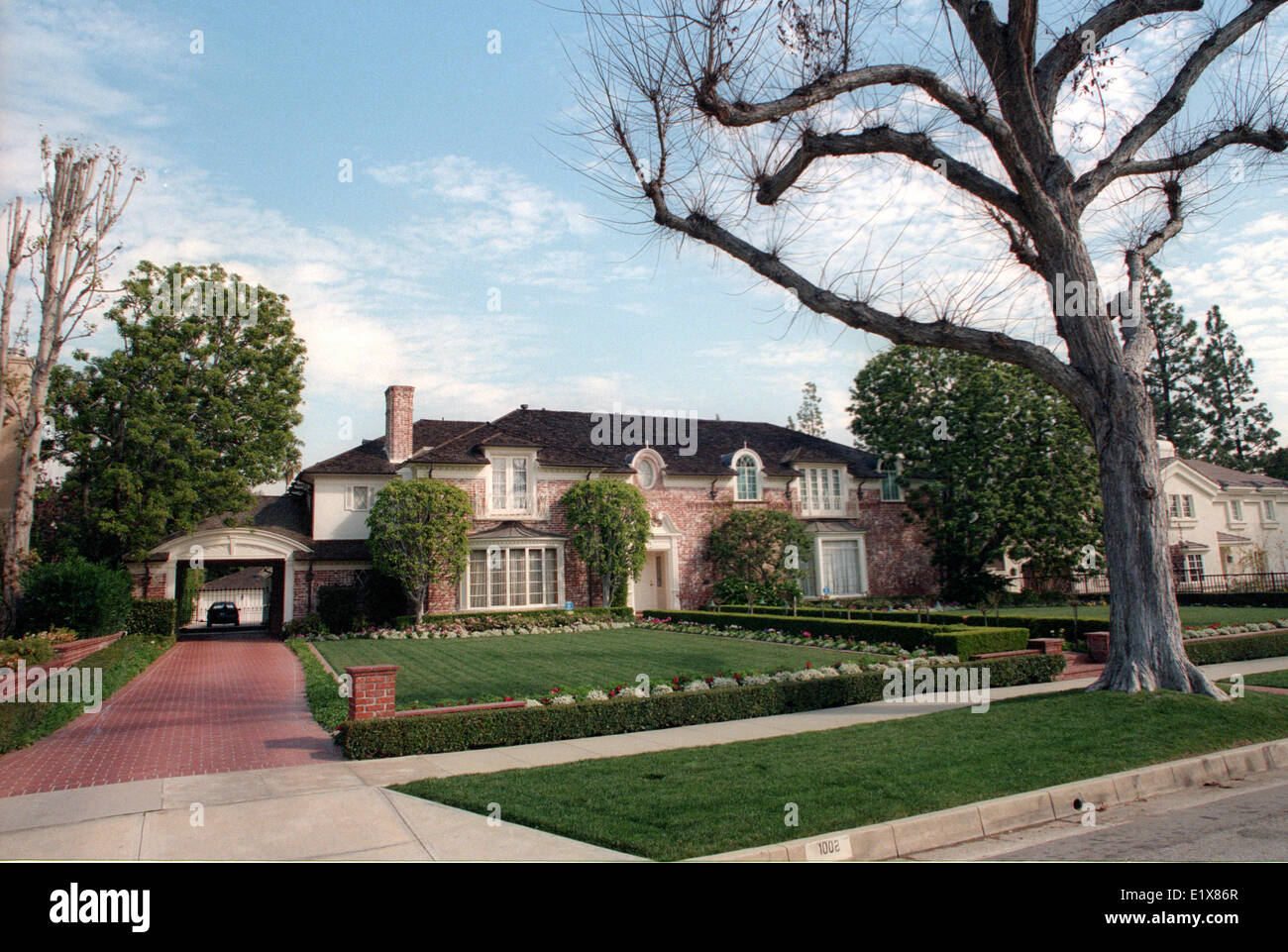 30. Januar 1999 - Beverly Hills, Kalifornien, USA - Jack Benny 2,5 Hektar großen Holmby Hills Haus gegenüber vom Hugh Hefners "Playboy Mansion". Es ist ein 1927 italienische Villa mit einer langen Auffahrt, eine Motorcourt für 30 Autos, einen Chauffeur Viertel, ein Ballsaal-Größe Wohnzimmer und sanften Wiesen. Es war der letzte Ort lebte der berühmte Komiker. Benny starb 1974 im Alter von 80 Jahren. Seine Frau von fast 50 Jahren, Mary Livingstone, lebte dort bis zu ihrem Tod bei 77 im Jahre 1983. Dann wurde das Haus im Erbrecht an West Los Angeles Geschäftsmann für etwa $ 3 Millionen verkauft. (Kredit-Bild: © Jonathan Alcorn / Stockfoto