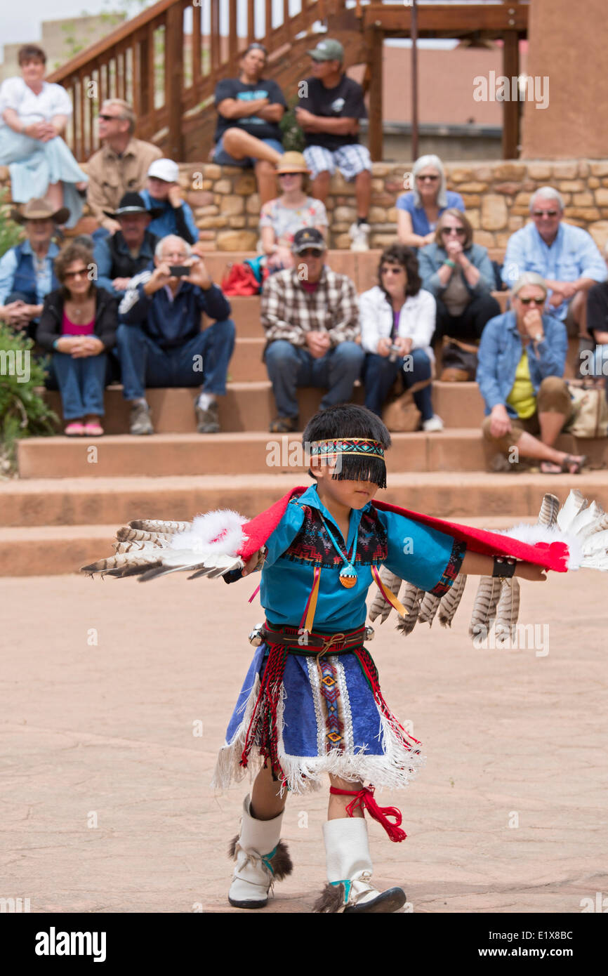 Cortez, Colorado - The Oak Canyon Tänzer von Jemez Pueblo in New Mexico durchführen während des indischen Künste & Kulturfestivals. Stockfoto