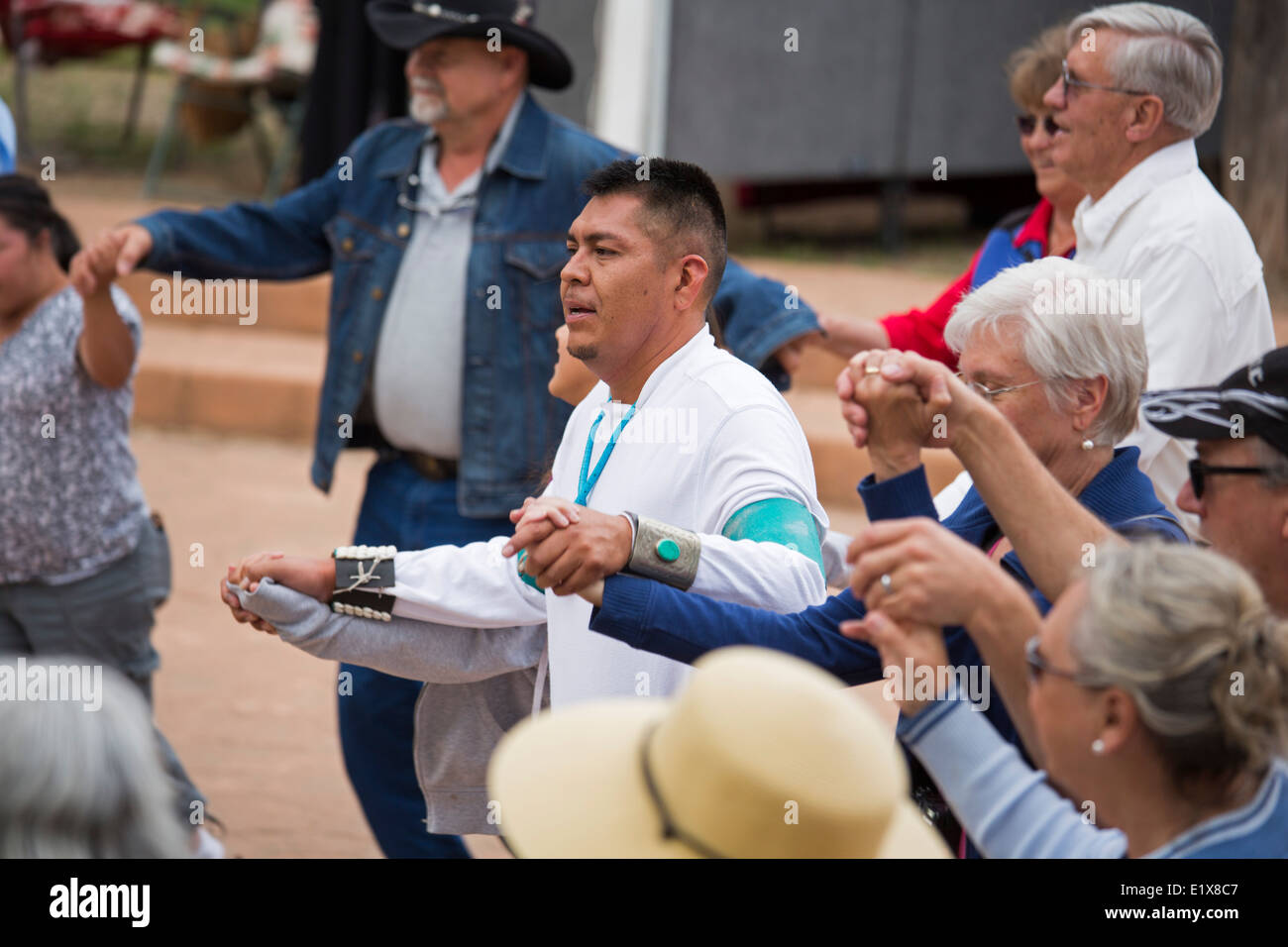 Cortez, Colorado - das Publikum verbindet die Oak Canyon Tänzer von Jemez Pueblo während des indischen Künste & Kulturfestivals. Stockfoto