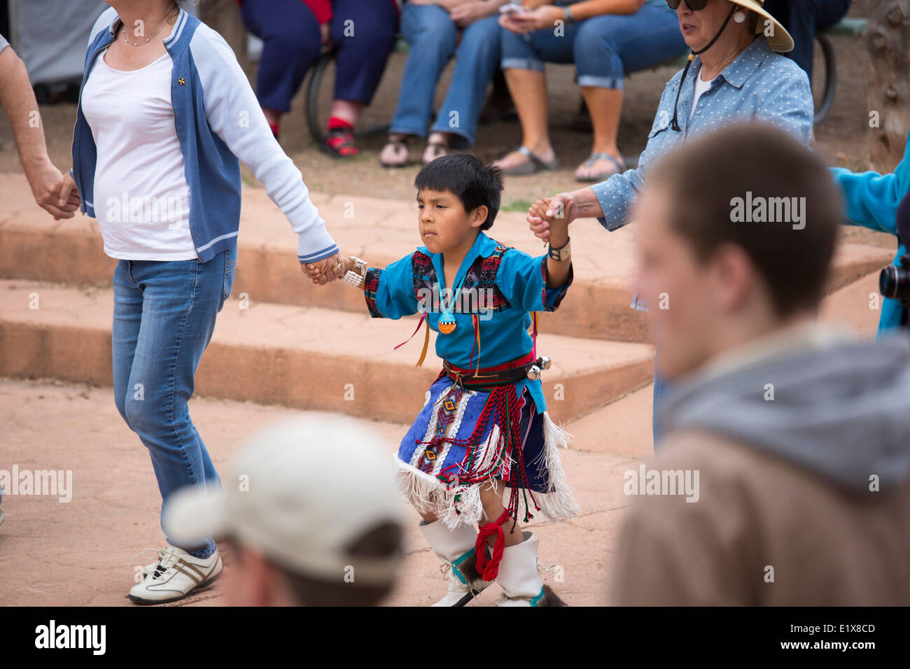 Cortez, Colorado - das Publikum verbindet die Oak Canyon Tänzer von Jemez Pueblo während des indischen Künste & Kulturfestivals. Stockfoto
