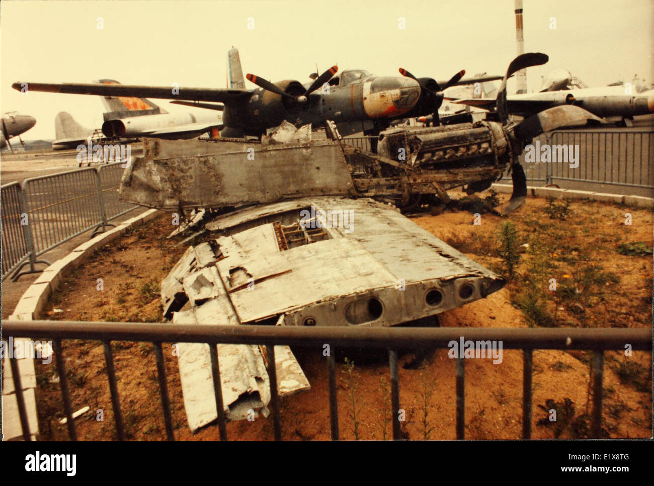 Diese Sammlung dokumentiert Flugzeugabstürze, die während des Zweiten Weltkriegs von 1941 bis 1945 stattfanden, und weist auf die Risiken von Luftkämpfen und technischen Ausfällen hin. Stockfoto