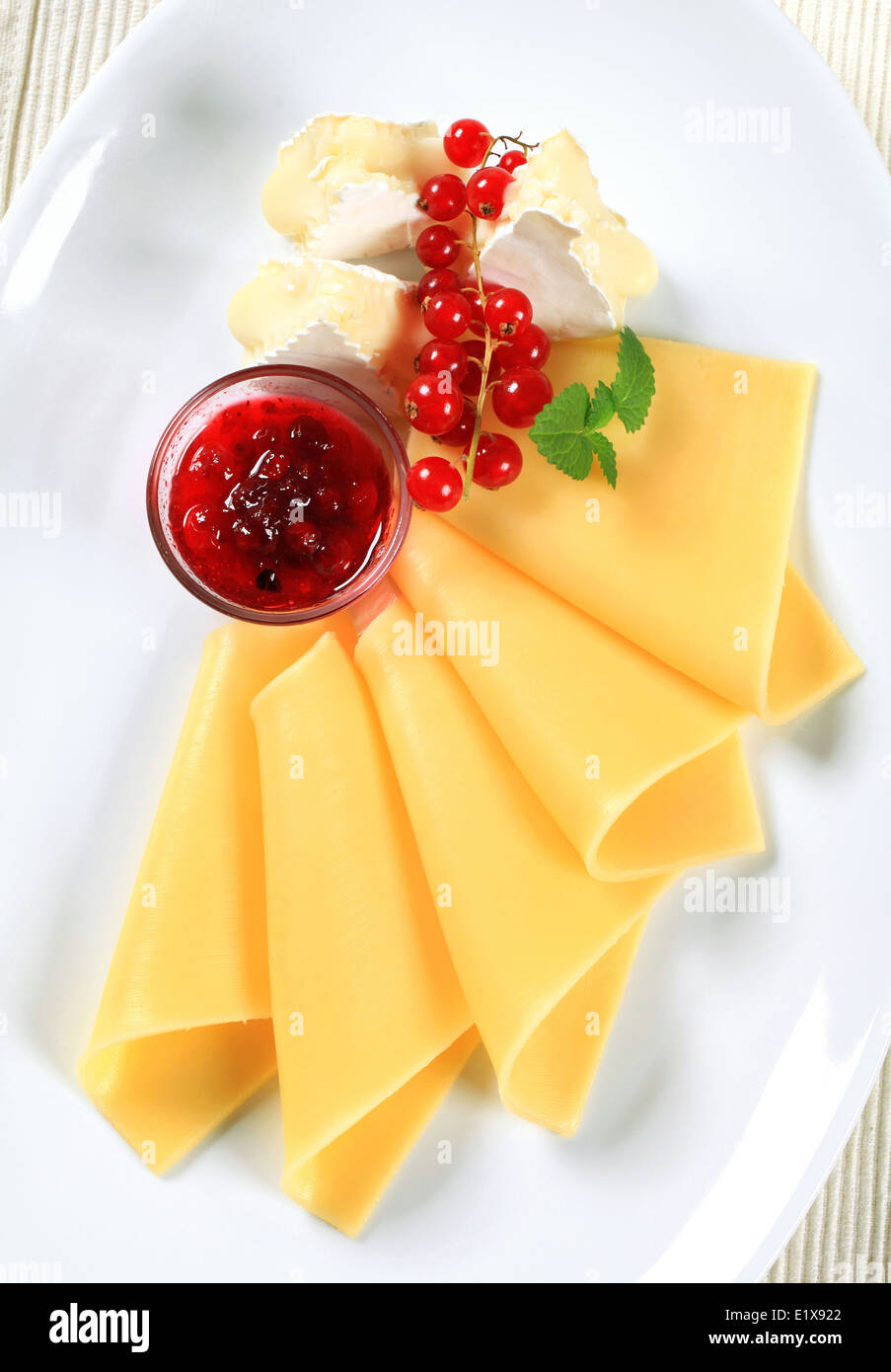 Zwei Arten von Käse und Johannisbeer-sauce Stockfoto