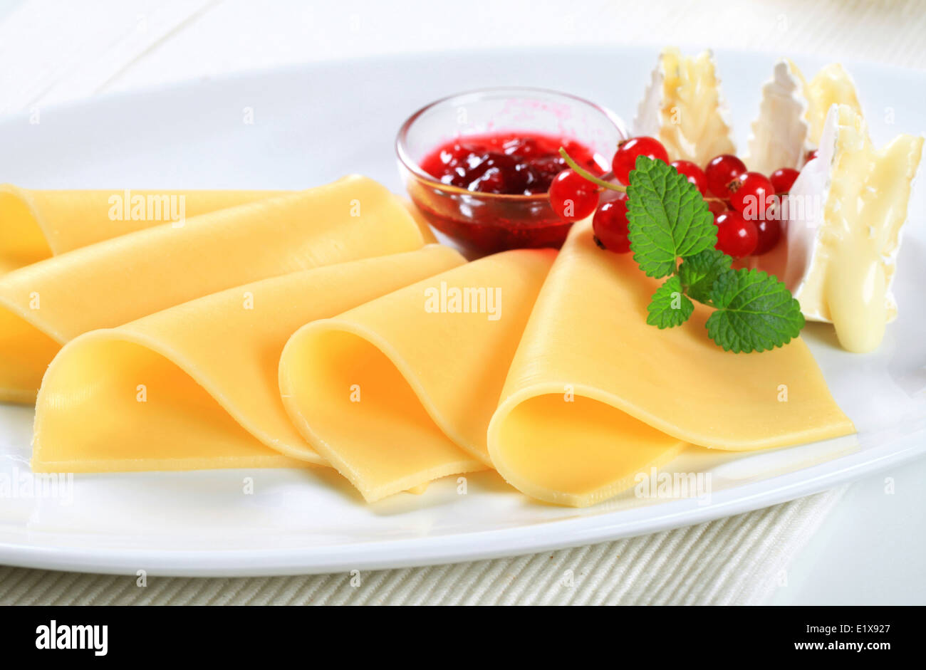 Zwei Arten von Käse und Johannisbeer-sauce Stockfoto