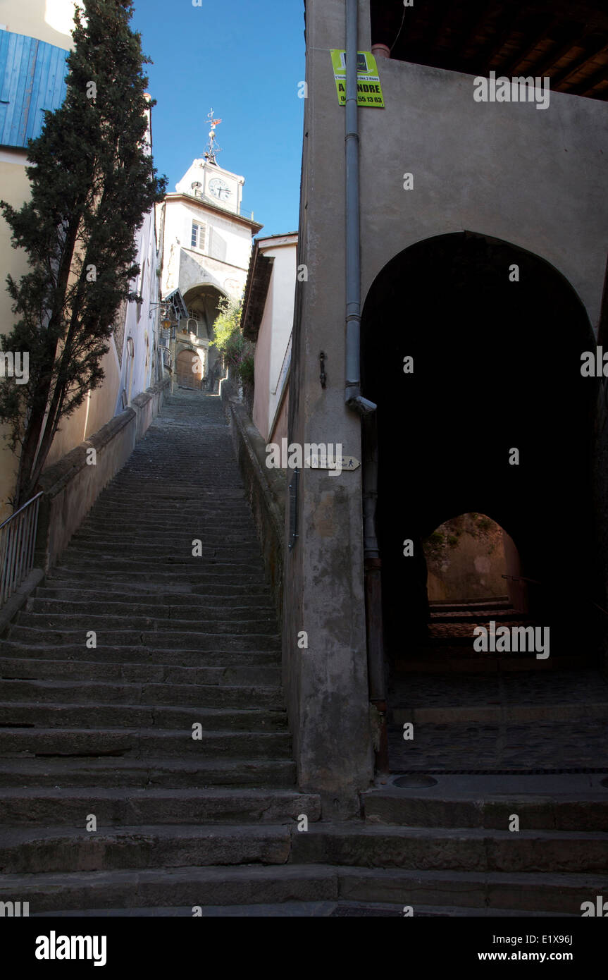 Die alten Escalier des Cordelier, einer steilen Treppe geschnitzt in den felsigen Hang in das historische mittelalterliche Stadtwappen. La Drôme, Frankreich. Stockfoto