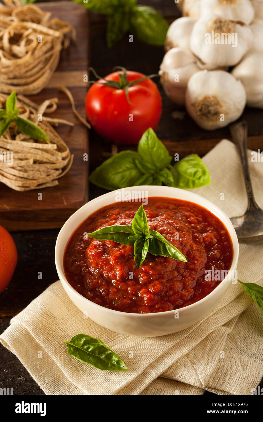 Hausgemachte rote italienische Marinara Sauce mit Basilikum und Knoblauch Stockfoto