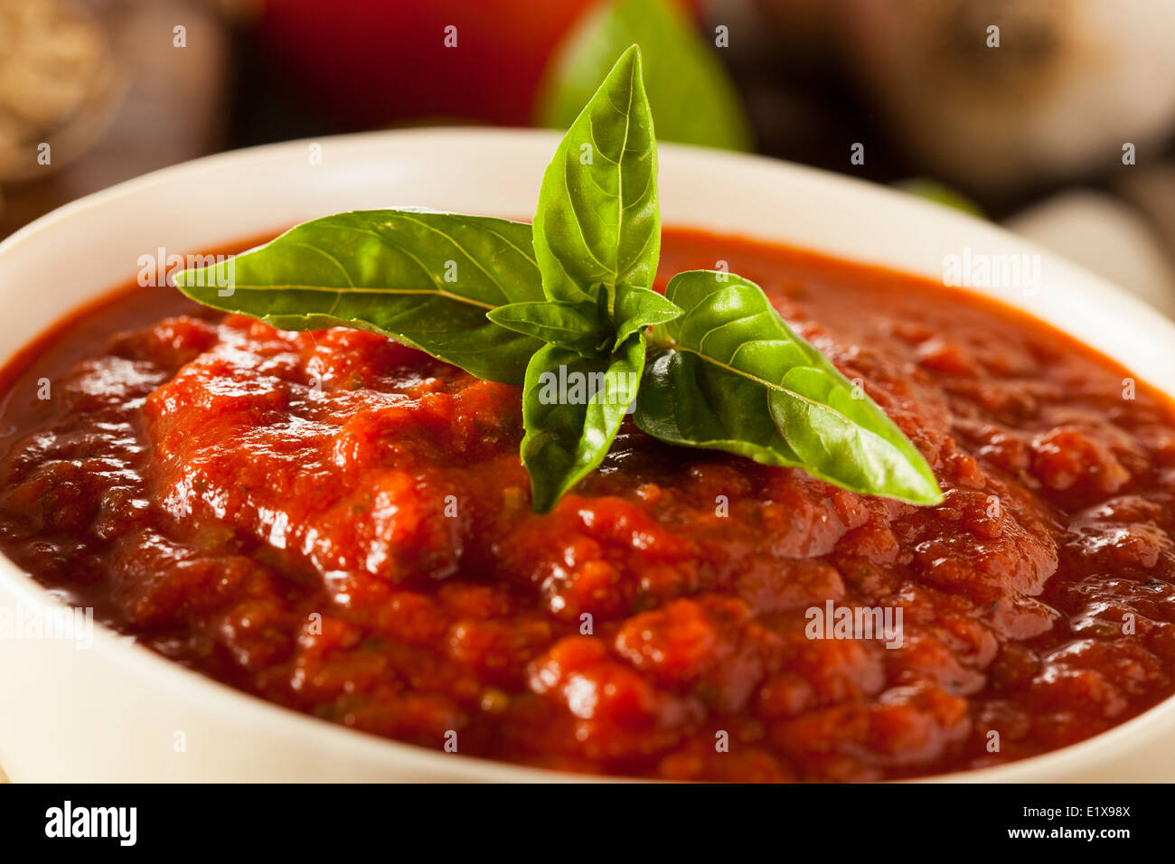 Hausgemachte rote italienische Marinara Sauce mit Basilikum und Knoblauch Stockfoto