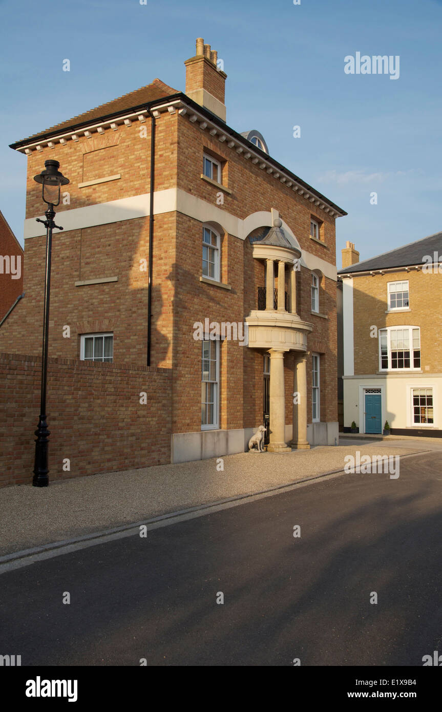 Ein hübscher Neustadt-Haus in Wadebridge Square, Teil von Prinz Charles schrulligen experimentieren in der modernen Stadtplanung. Verkehrssysteme, Dorchester, Dorset, UK. Stockfoto