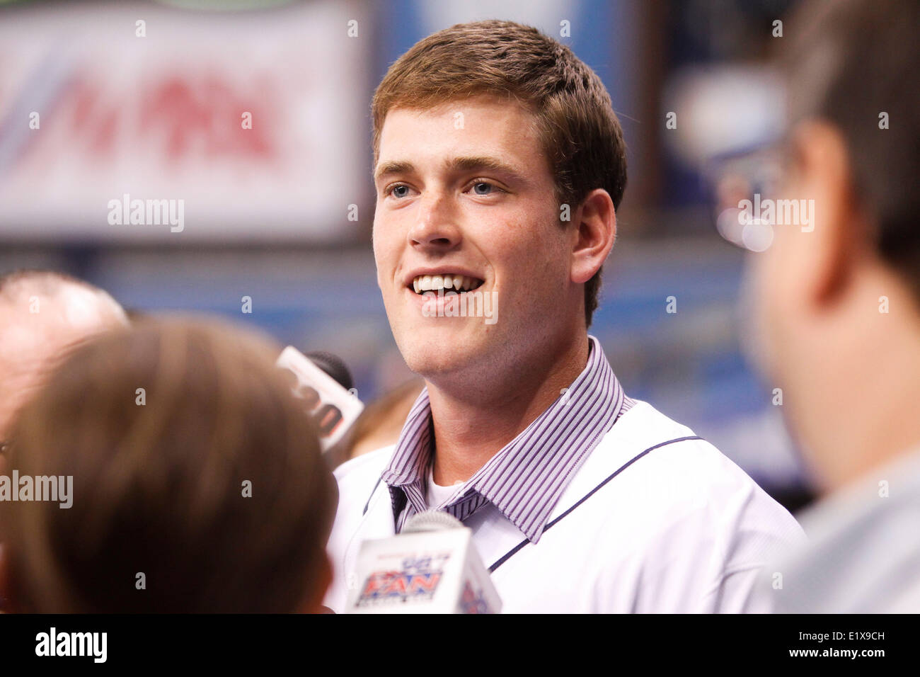 10. Juni 2014 - St. Petersburg, Florida, USA - wird VRAGOVIC | ZEITEN. Tampa Bay Rays 2014 erste Runde Draft-pick, erster Basisspieler Casey Gillaspie, nimmt Fragen aus den Medien vor den St. Louis Cardinals gegen die Tampa Bay Rays im Tropicana Field auf Dienstag, 10. Juni 2014. (Kredit-Bild: © Willen Vragovic/Tampa Bay Times/ZUMAPRESS.com) Stockfoto 10. Juni 2014 - St. Petersburg, Florida, USA - wird VRAGOVIC | ZEITEN. Tampa Bay Rays 2014 erste Runde Draft-pick, erster Basisspieler Casey Gillaspie, nimmt Fragen aus den Medien vor den St. Louis Cardinals gegen die Tampa Bay Rays im Tropicana Field auf Dienstag, 10. Juni 2014. (Kredit-Bild: © Willen Vragovic/Tampa Bay Times/ZUMAPRESS.com) Stockfoto