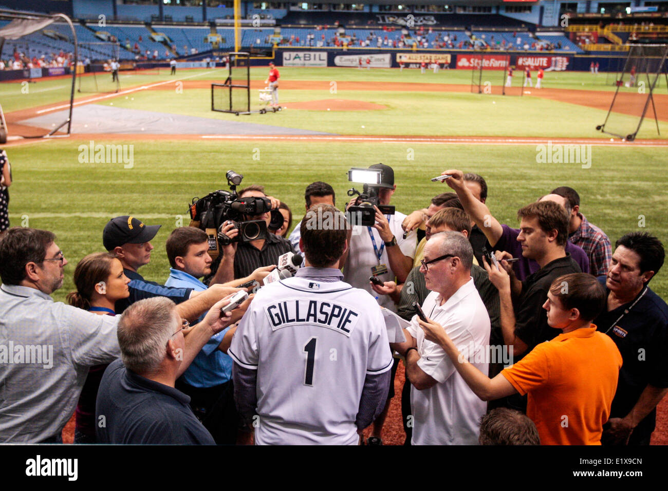 10. Juni 2014 - St. Petersburg, Florida, USA - wird VRAGOVIC | ZEITEN. Tampa Bay Rays 2014 erste Runde Draft-pick, erster Basisspieler Casey Gillaspie, nimmt Fragen aus den Medien vor den St. Louis Cardinals gegen die Tampa Bay Rays im Tropicana Field auf Dienstag, 10. Juni 2014. (Kredit-Bild: © Willen Vragovic/Tampa Bay Times/ZUMAPRESS.com) Stockfoto 10. Juni 2014 - St. Petersburg, Florida, USA - wird VRAGOVIC | ZEITEN. Tampa Bay Rays 2014 erste Runde Draft-pick, erster Basisspieler Casey Gillaspie, nimmt Fragen aus den Medien vor den St. Louis Cardinals gegen die Tampa Bay Rays im Tropicana Field auf Dienstag, 10. Juni 2014. (Kredit-Bild: © Willen Vragovic/Tampa Bay Times/ZUMAPRESS.com) Stockfoto