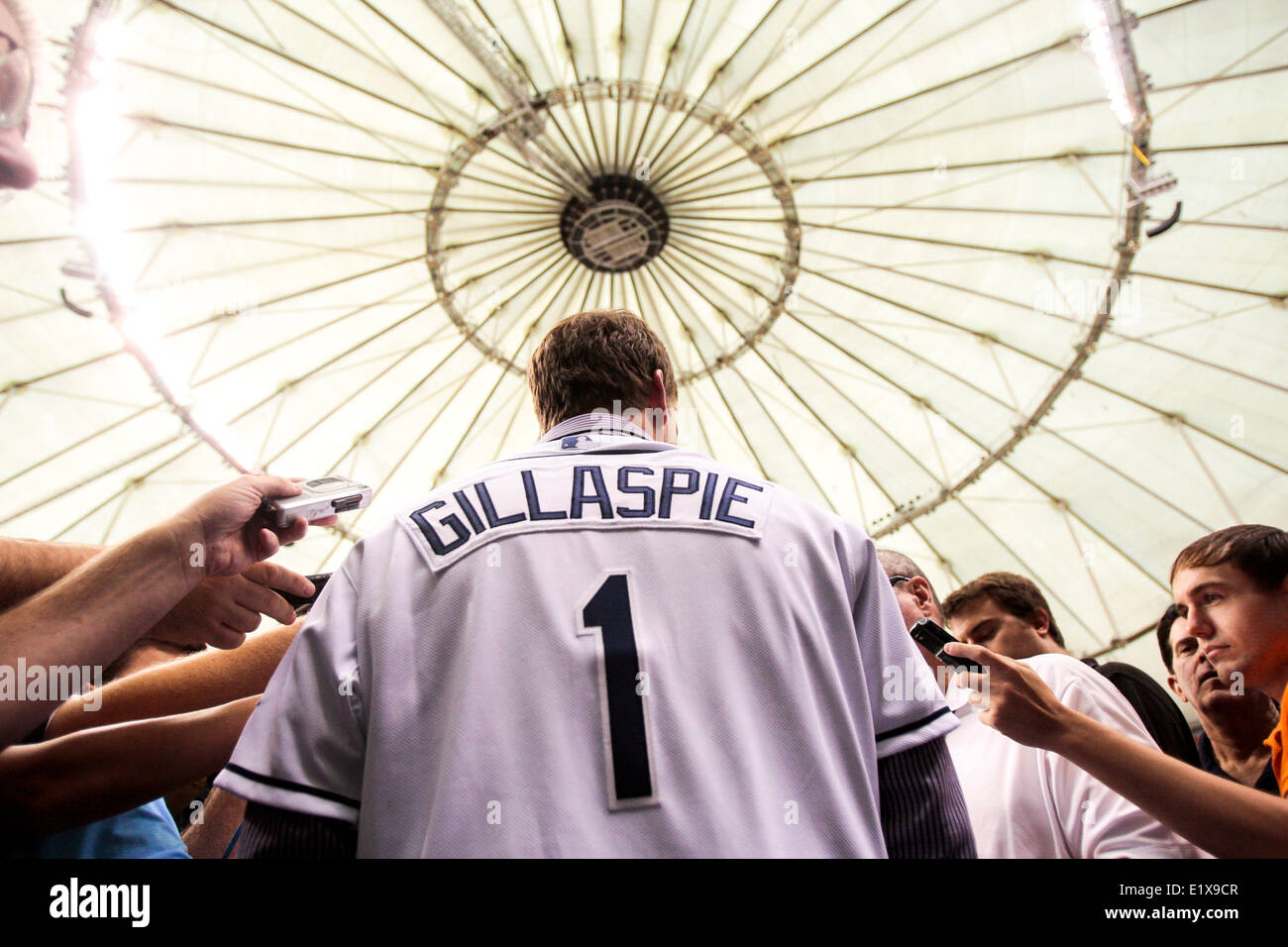 10. Juni 2014 - St. Petersburg, Florida, USA - wird VRAGOVIC | ZEITEN. Tampa Bay Rays 2014 erste Runde Draft-pick, erster Basisspieler Casey Gillaspie, nimmt Fragen aus den Medien vor den St. Louis Cardinals gegen die Tampa Bay Rays im Tropicana Field auf Dienstag, 10. Juni 2014. (Kredit-Bild: © Willen Vragovic/Tampa Bay Times/ZUMAPRESS.com) Stockfoto 10. Juni 2014 - St. Petersburg, Florida, USA - wird VRAGOVIC | ZEITEN. Tampa Bay Rays 2014 erste Runde Draft-pick, erster Basisspieler Casey Gillaspie, nimmt Fragen aus den Medien vor den St. Louis Cardinals gegen die Tampa Bay Rays im Tropicana Field auf Dienstag, 10. Juni 2014. (Kredit-Bild: © Willen Vragovic/Tampa Bay Times/ZUMAPRESS.com) Stockfoto