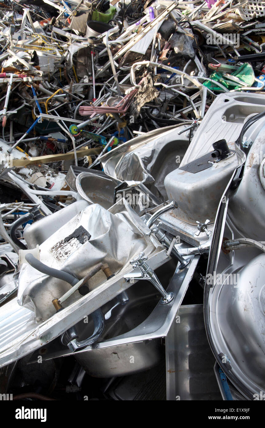 Wiedergewonnene Metalle. Haufenweise Haushalt Schrott Recycling, mit alten Edelstahl Küchenspülen im Vordergrund. Ein Abfall Dump, England, UK. Stockfoto