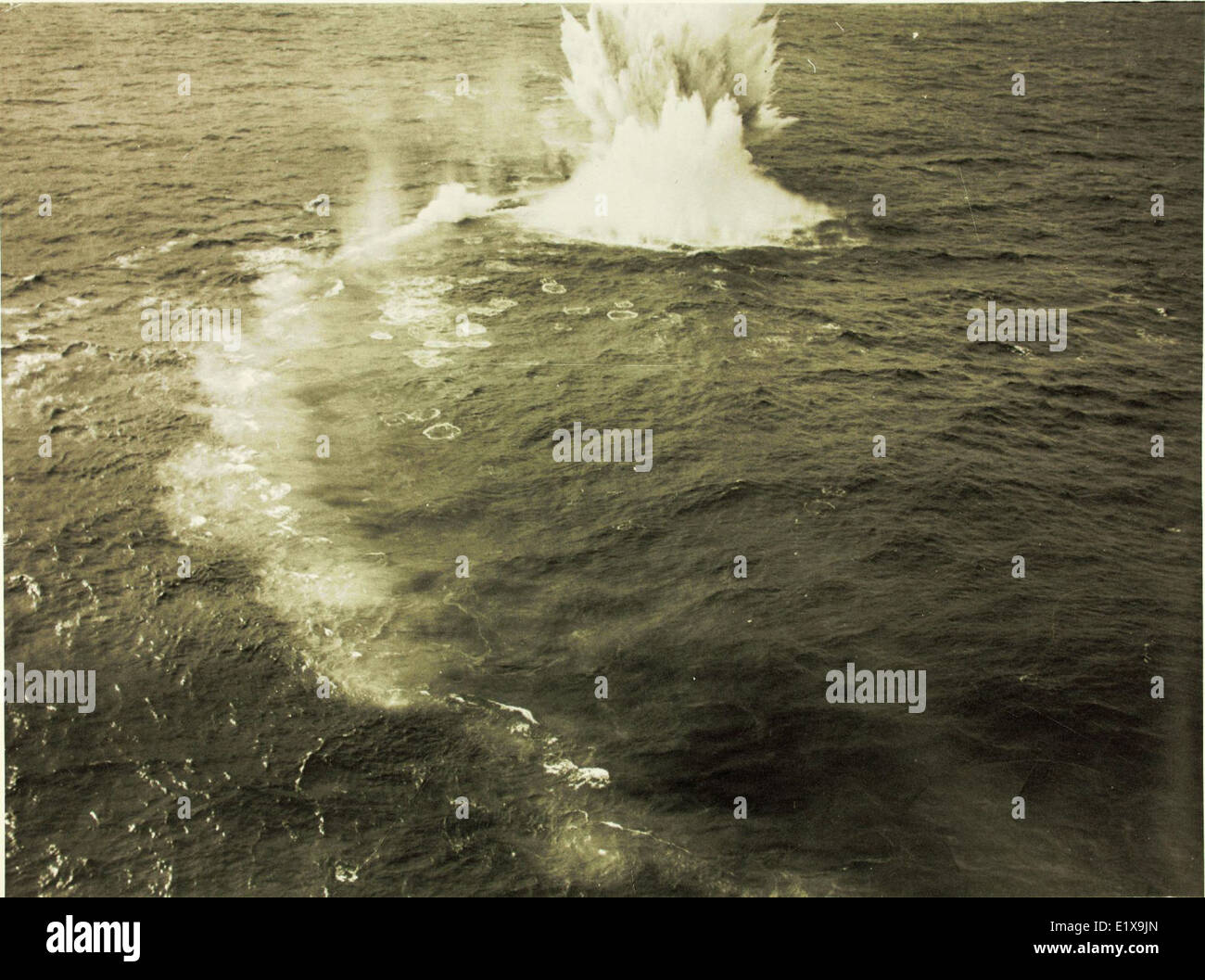 Der Untergang der deutschen U-848 durch VPB-107-Flugzeuge während des Zweiten Weltkriegs ist ein wichtiges Ereignis in der Kriegsgeschichte der Marine. VPB-107, eine US Navy Patrouillenbombergeschwader, spielte eine entscheidende Rolle in der Anti-U-Boot-Kriegsführung und trug zur Niederlage der Achsenmächte bei. Stockfoto