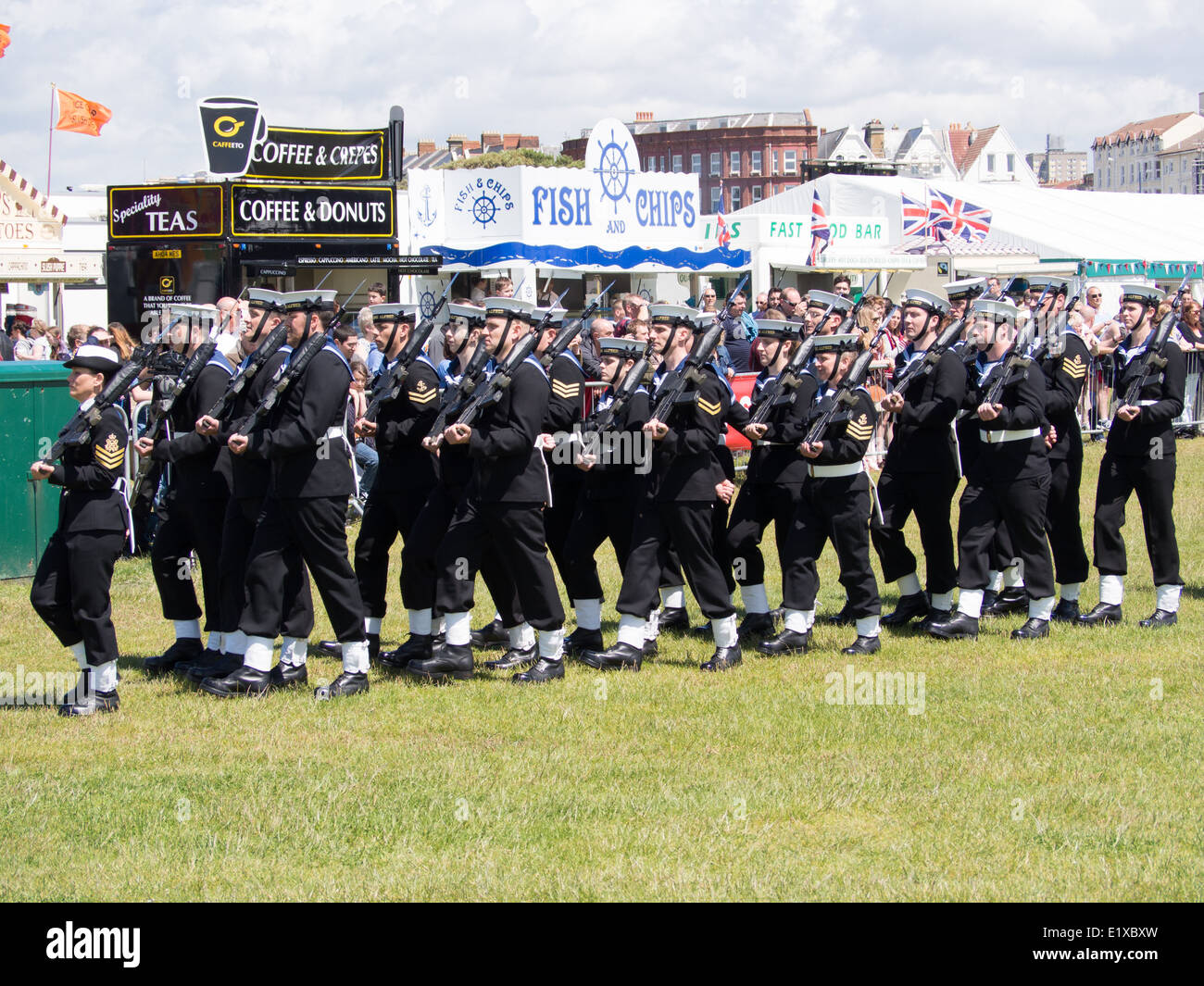 Royal Navy Reserve Segler aus HMS King Alfred feierten den 20. Jahrestag ihrer Inbetriebnahme durch marschieren von Portsmou Stockfoto