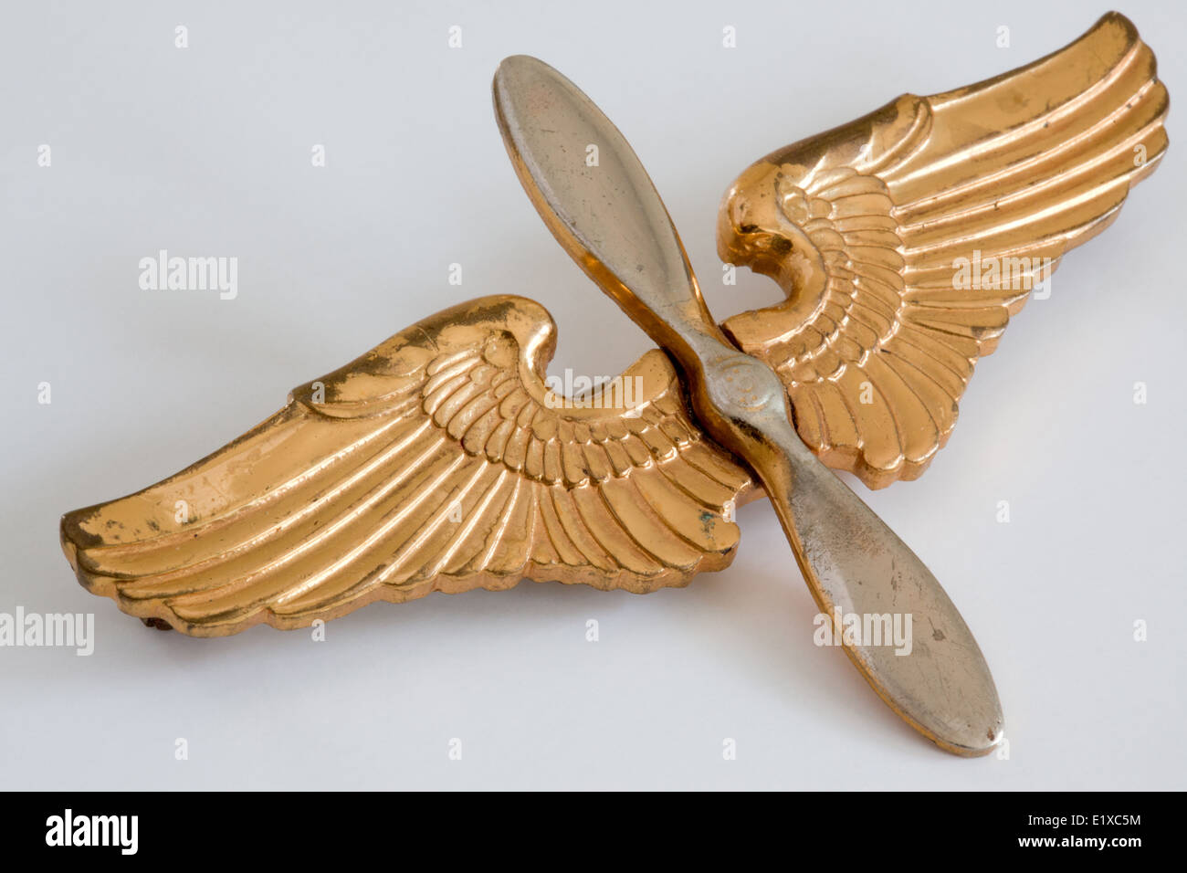 1940er Jahre Zweiter Weltkrieg gold Abzeichen pin Darstellung eines Flugzeug-Propellers und gefiederten Flügel Stockfoto