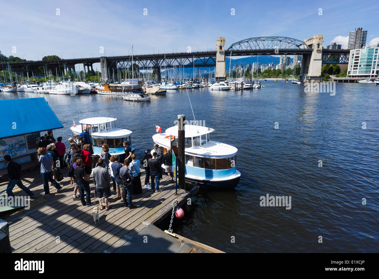 Menschen, die einsteigen, False Creek Fähren auf Granville Island. Vancouver, British Columbia, Kanada. Stockfoto