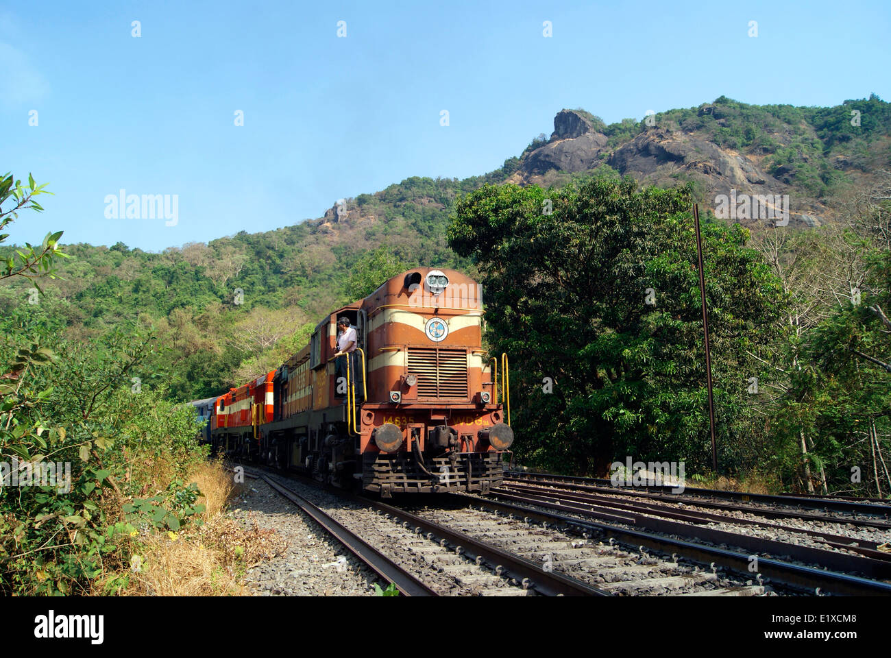 Indische Eisenbahn Zug Western Ghats Bergen bei Goa Karnataka Wald Grenze Indien auf der Durchreise Stockfoto