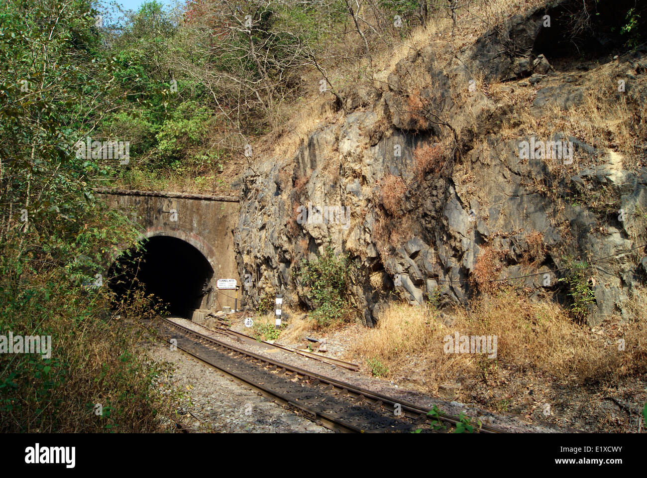 Eisenbahntunnel in Goa Karnataka Grenze in hügeligem Gelände Indien Stockfoto