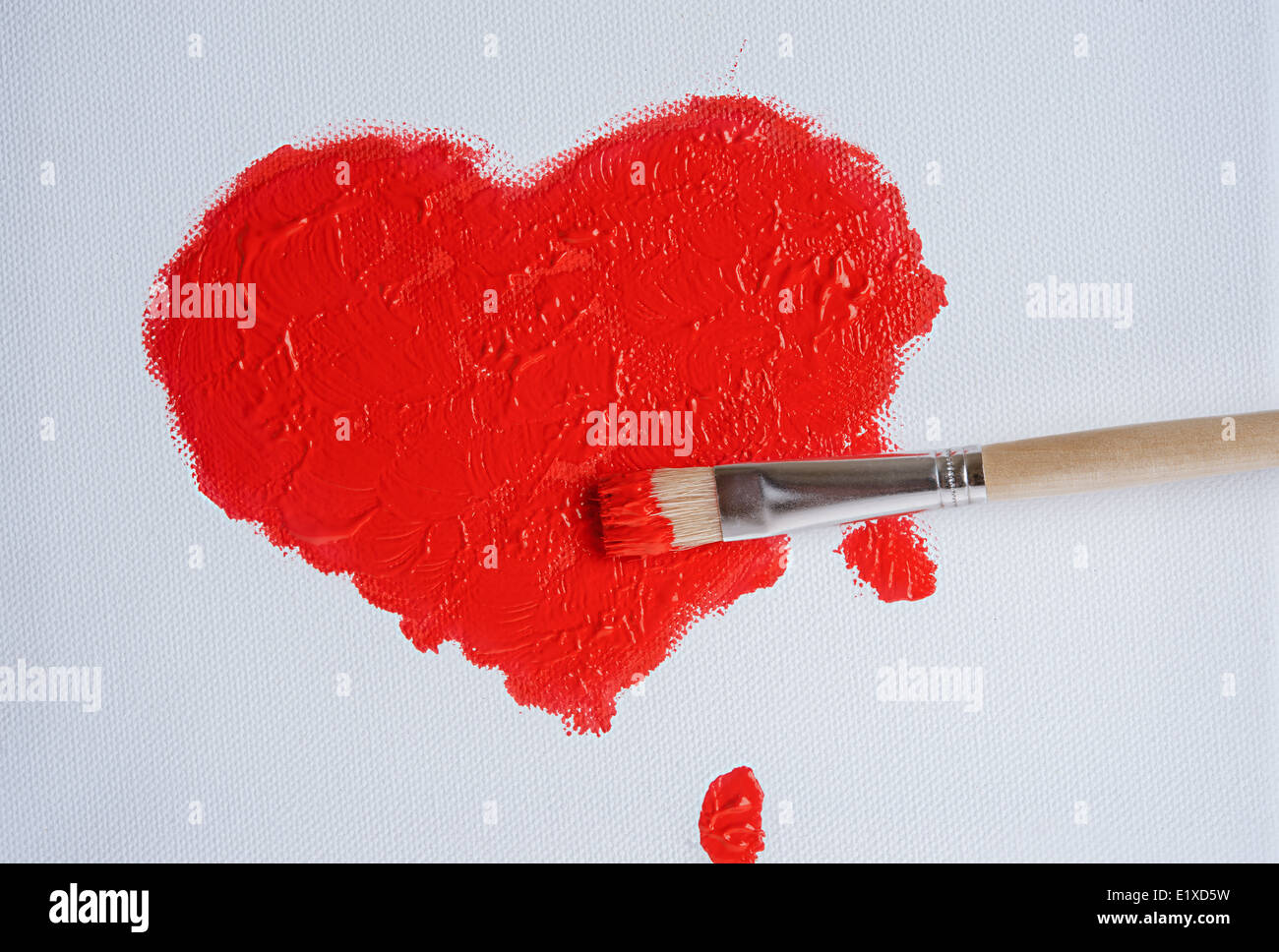 rotes Herz mit Acrylfarbe auf weißer Leinwand gemalt Stockfoto