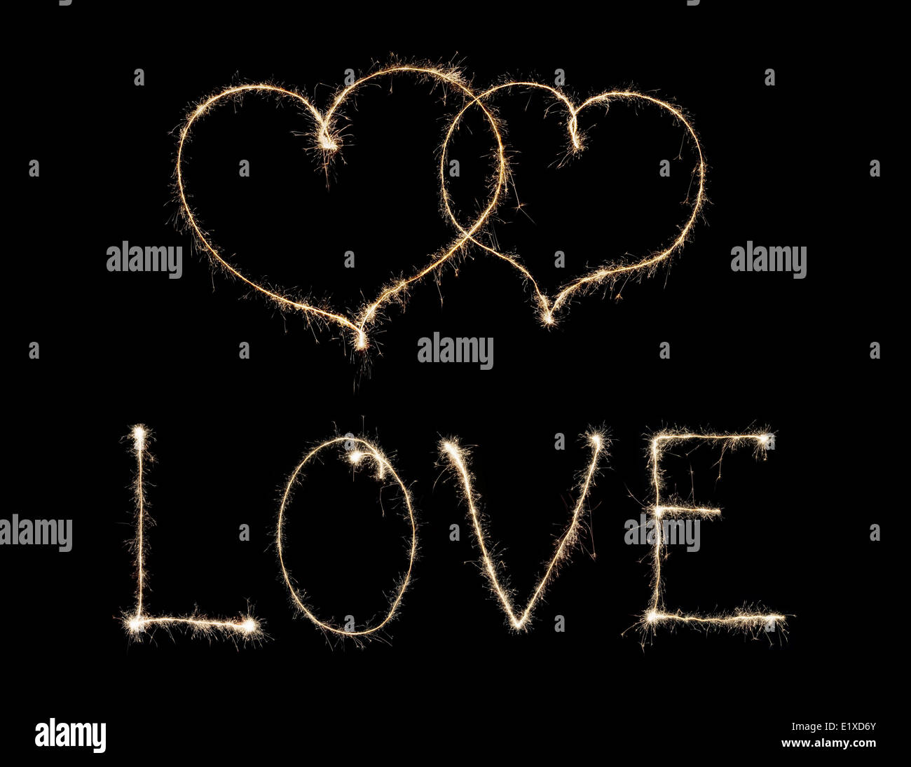 Wort Liebe und zwei Herzen aus Wunderkerze auf schwarzem Hintergrund isoliert Stockfoto