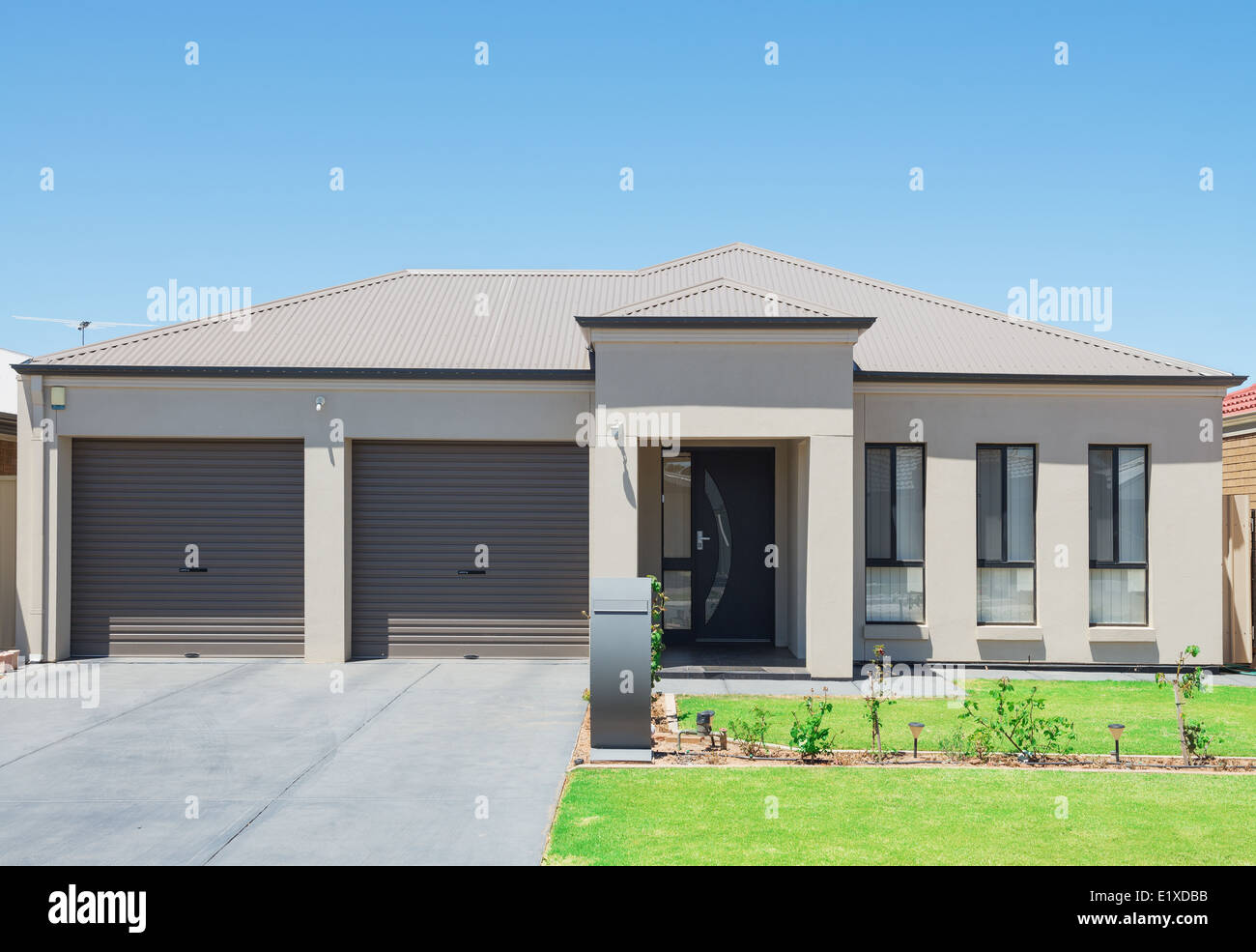 Typische Fassade ein modernes Vorstadthaus Stockfoto