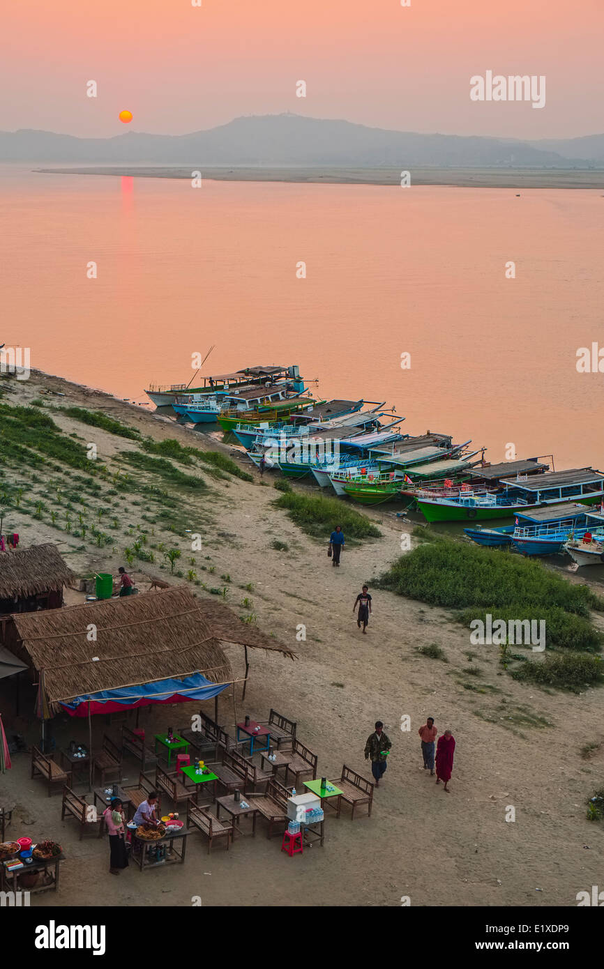 Sonnenuntergang am Ayeyarwady Fluss, Mandalay, Myanmar, Asien Stockfoto
