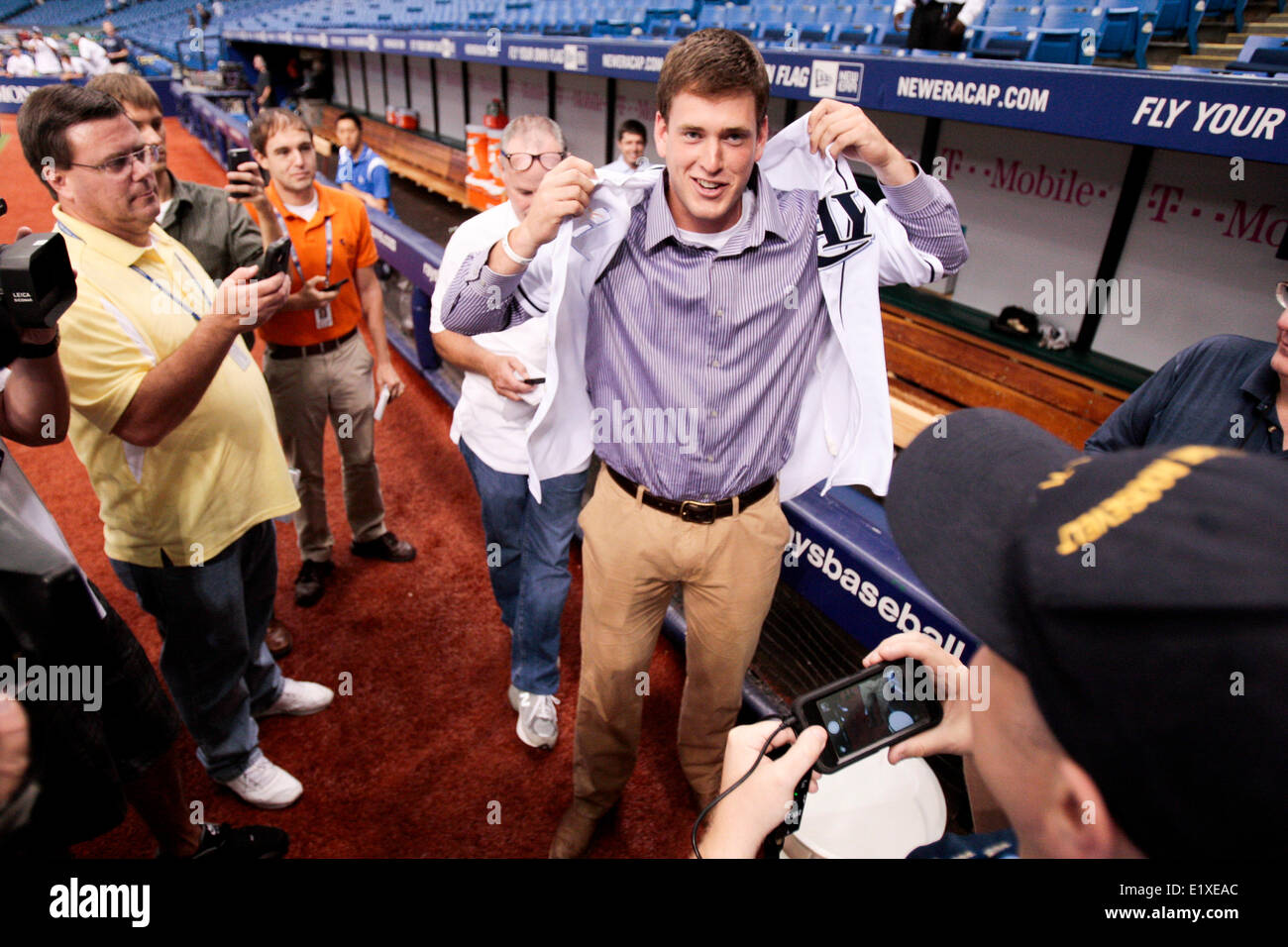 Tampa, FL, USA. 10. Juni 2014. Tampa Bay Rays 2014 erste Runde Draft-pick, erster Basisspieler Casey Gillaspie, nimmt Fragen aus den Medien vor den St. Louis Cardinals gegen die Tampa Bay Rays im Tropicana Field auf Dienstag, 10. Juni 2014.  Bildnachweis: Willen Vragovic/Tampa Bay Times / ZUMA Press, Inc/Alamy Live News Stockfoto Tampa, FL, USA. 10. Juni 2014. Tampa Bay Rays 2014 erste Runde Draft-pick, erster Basisspieler Casey Gillaspie, nimmt Fragen aus den Medien vor den St. Louis Cardinals gegen die Tampa Bay Rays im Tropicana Field auf Dienstag, 10. Juni 2014.  Bildnachweis: Willen Vragovic/Tampa Bay Times / ZUMA Press, Inc/Alamy Live News Stockfoto