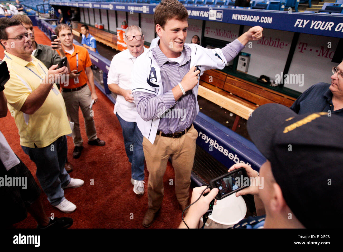 Tampa, FL, USA. 10. Juni 2014. Tampa Bay Rays 2014 erste Runde Draft-pick, erster Basisspieler Casey Gillaspie, nimmt Fragen aus den Medien vor den St. Louis Cardinals gegen die Tampa Bay Rays im Tropicana Field auf Dienstag, 10. Juni 2014.  Bildnachweis: Willen Vragovic/Tampa Bay Times / ZUMA Press, Inc/Alamy Live News Stockfoto Tampa, FL, USA. 10. Juni 2014. Tampa Bay Rays 2014 erste Runde Draft-pick, erster Basisspieler Casey Gillaspie, nimmt Fragen aus den Medien vor den St. Louis Cardinals gegen die Tampa Bay Rays im Tropicana Field auf Dienstag, 10. Juni 2014.  Bildnachweis: Willen Vragovic/Tampa Bay Times / ZUMA Press, Inc/Alamy Live News Stockfoto