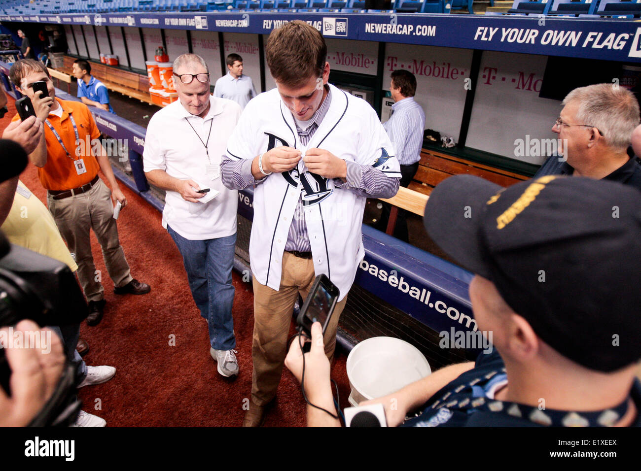 Tampa, FL, USA. 10. Juni 2014. Tampa Bay Rays 2014 erste Runde Draft-pick, erster Basisspieler Casey Gillaspie, nimmt Fragen aus den Medien vor den St. Louis Cardinals gegen die Tampa Bay Rays im Tropicana Field auf Dienstag, 10. Juni 2014.  Bildnachweis: Willen Vragovic/Tampa Bay Times / ZUMA Press, Inc/Alamy Live News Stockfoto Tampa, FL, USA. 10. Juni 2014. Tampa Bay Rays 2014 erste Runde Draft-pick, erster Basisspieler Casey Gillaspie, nimmt Fragen aus den Medien vor den St. Louis Cardinals gegen die Tampa Bay Rays im Tropicana Field auf Dienstag, 10. Juni 2014.  Bildnachweis: Willen Vragovic/Tampa Bay Times / ZUMA Press, Inc/Alamy Live News Stockfoto