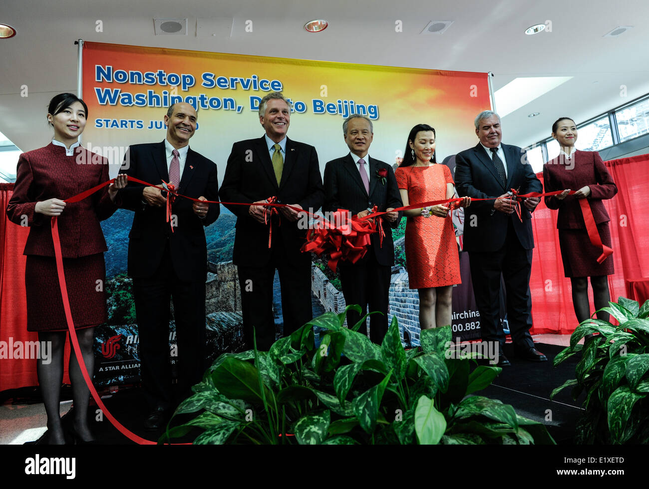 Dulles Airport, Washington DC, USA. 10. Juni 2014. Chinesischer Botschafter in den Vereinigten Staaten Cui Tiankai (4 L), Virginia Governor Terry McAuliffe (3. L) und stellvertretende Vorsitzende von Air China Wang Yinxiang (3. R), Schneiden Schleifen für die Zeremonie markiert den Beginn der Direktflug von Air China von Peking nach Washington Dulles Flughafen in Sterling, Virginia, Vereinigte Staaten, am 10. Juni 2014. Air China die direkten Flug von Peking nach Washington am Dienstag ins Leben gerufen. Bildnachweis: Bao Dandan/Xinhua/Alamy Live-Nachrichten Stockfoto