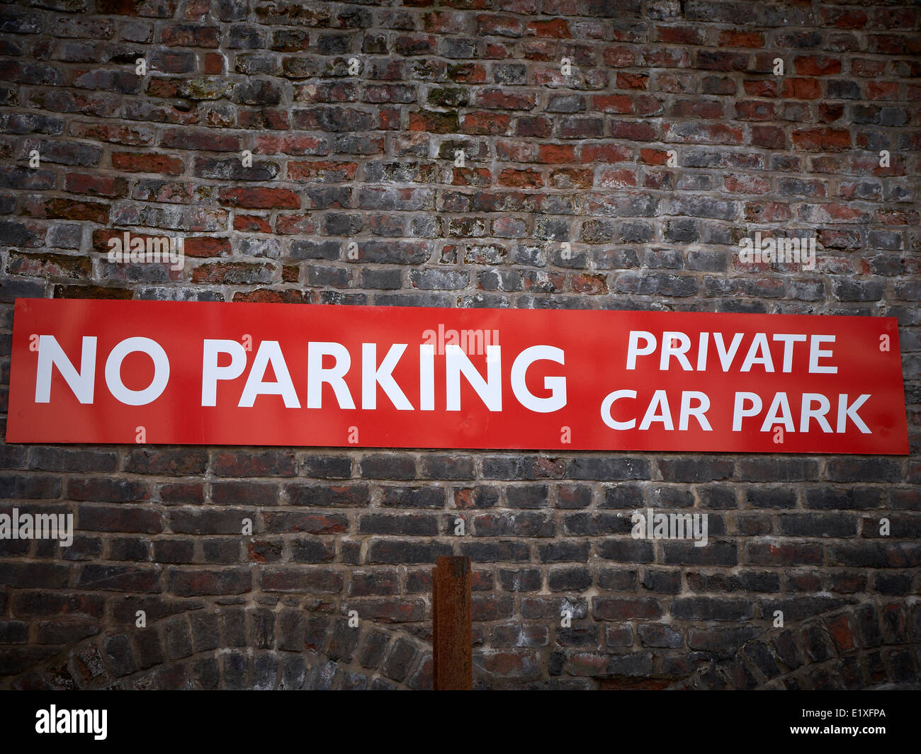 Kein Parkplatz, privater Parkplatz Schild an Wand UK Stockfoto