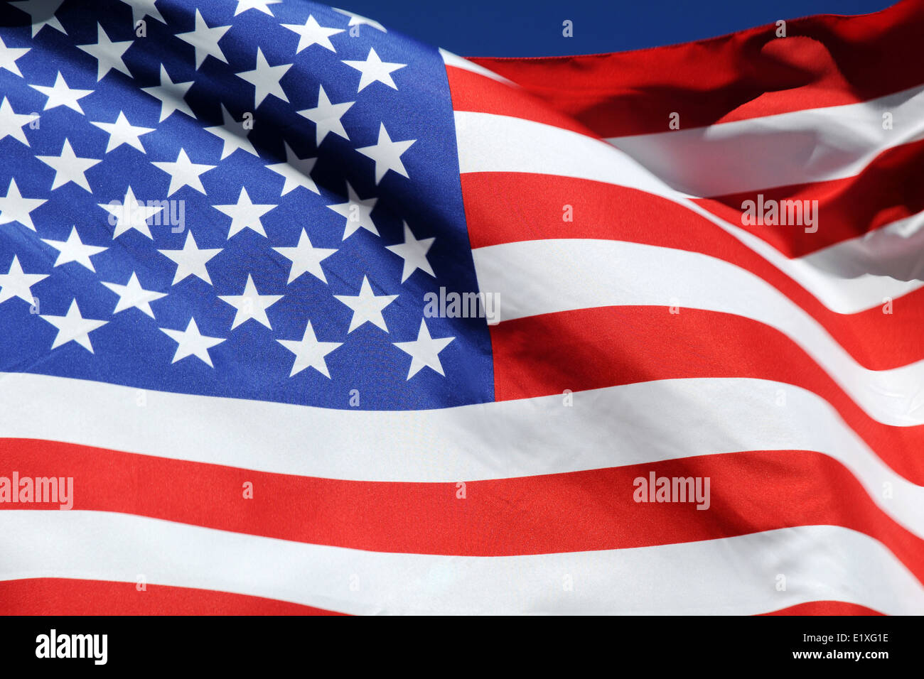 Wehende Flagge von den Vereinigten Staaten von Amerika Stockfoto